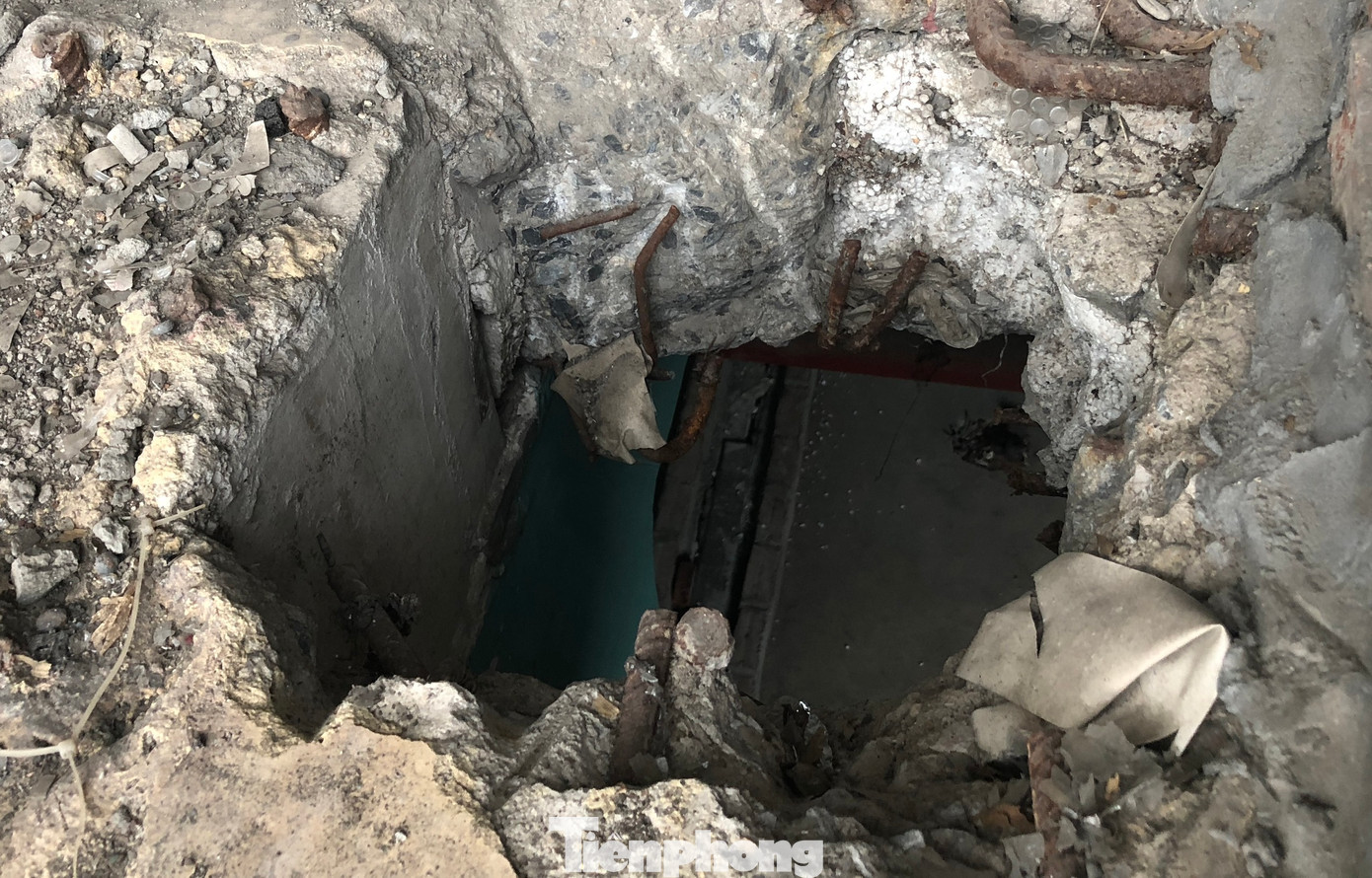 Tuy nhiên, nhiều hạng mục tại tầng 4 hiện đã xuống cấp, tiềm ẩn nguy cơ mất an toàn. Mặt nền có nơi bị vỡ, tạo thành miệng hố rộng, xuyên thủng xuống tầng 3 khu chợ.