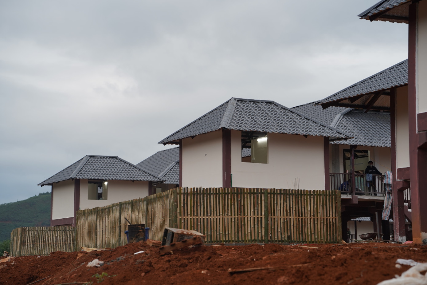 Hệ thống đèn thắp sáng được hoàn thiện trong hầu hết các căn nhà tại khu tái định cư.