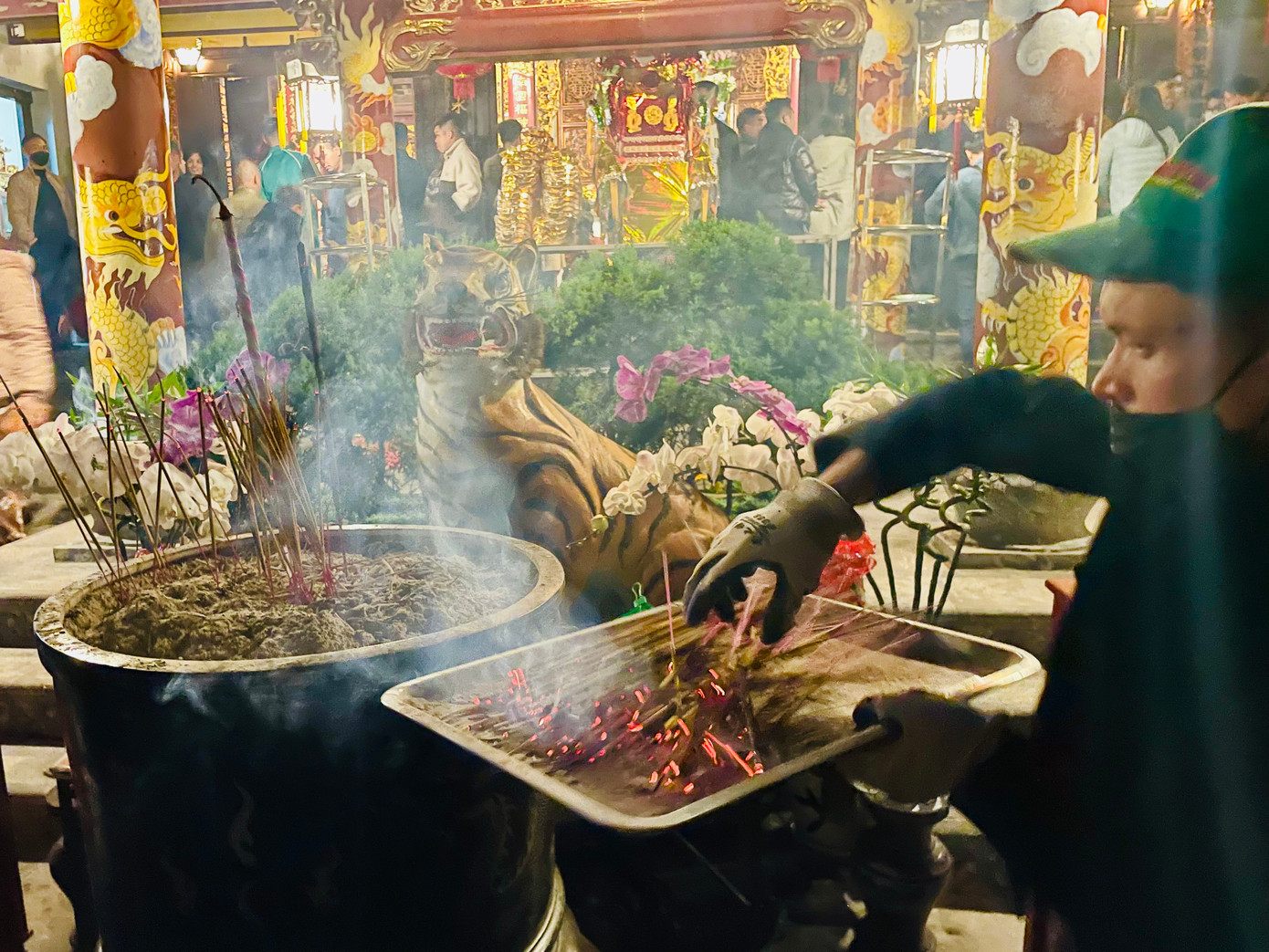 Vì đông người nên phải có người chuyên thay chân hương.