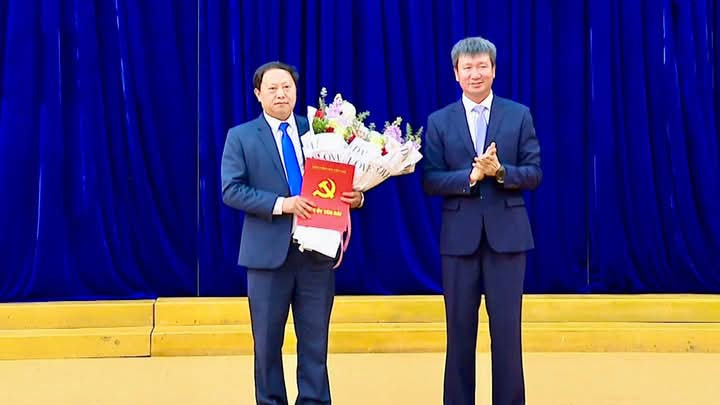 Ông Trần Huy Tuấn, Bí thư Tỉnh ủy Yên Bái trao quyết định, tặng hoa tân Bí thư Huyện ủy Trạm Tấu. Ảnh: TH Yên Bái. Ông Trần Huy Tuấn, Bí thư Tỉnh ủy Yên Bái trao quyết định, tặng hoa tân Bí thư Huyện ủy Trạm Tấu. Ảnh: TH Yên Bái.