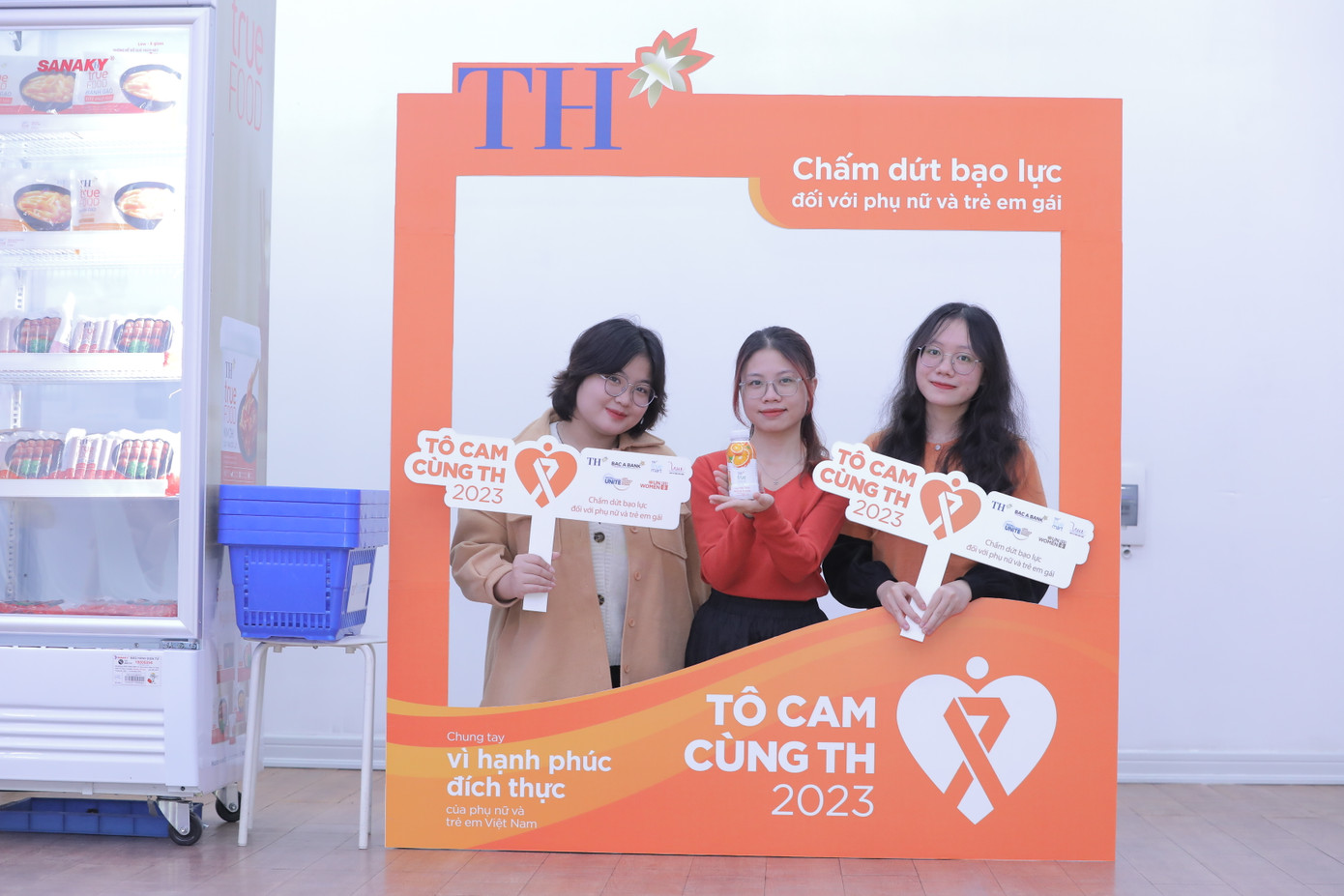 “Góc cam” tại các TH true mart những ngày này đang thu hút các bạn trẻ check in liên tục với thông điệp: “Chấm dứt bạo lực đối với phụ nữ và trẻ em gái!” “Góc cam” tại các TH true mart những ngày này đang thu hút các bạn trẻ check in liên tục với thông điệp: “Chấm dứt bạo lực đối với phụ nữ và trẻ em gái!”