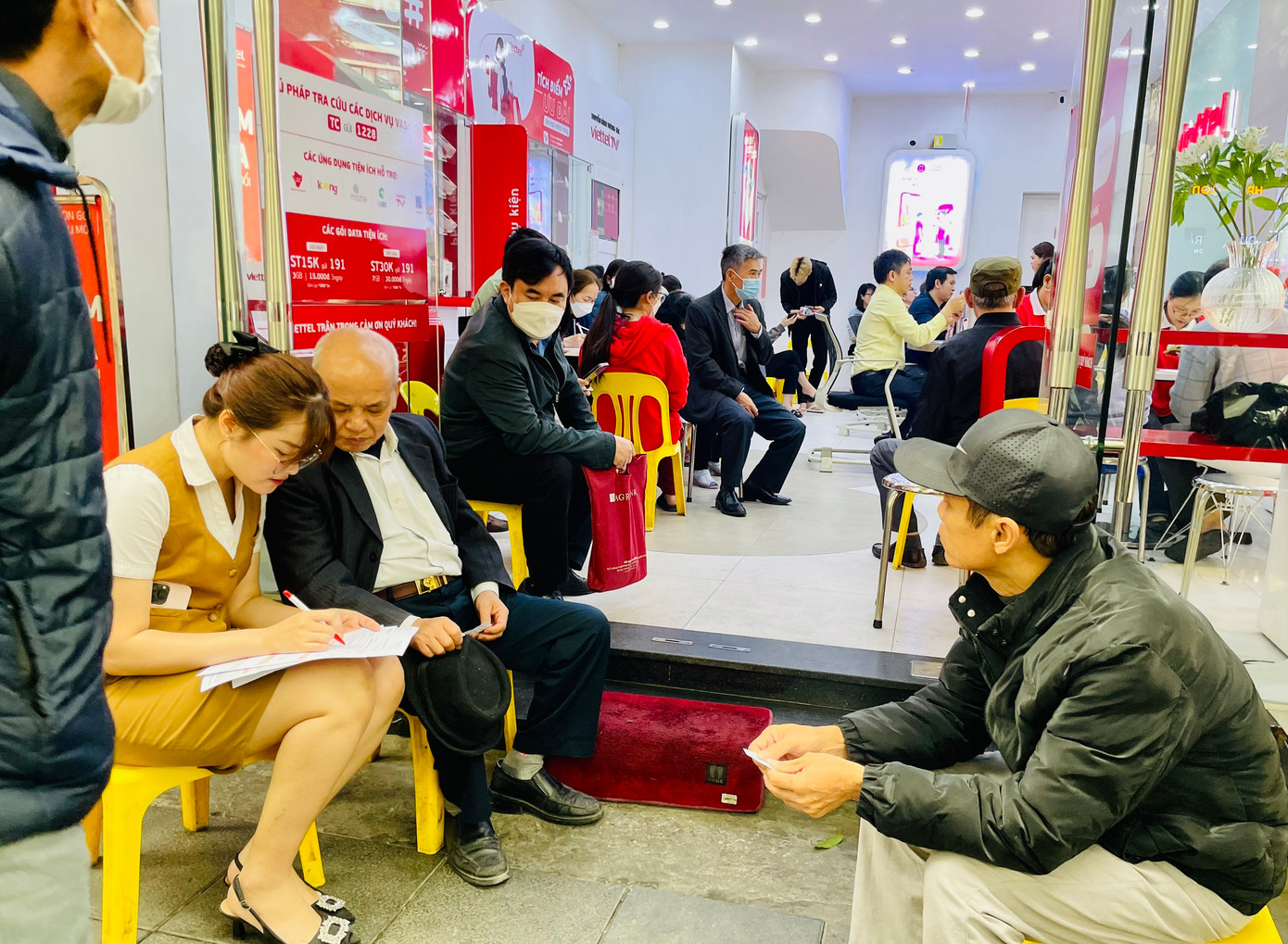 Điểm giao dịch Viettel ở số 32 Phan Chu Trinh (quận Hoàn Kiếm, Hà Nội), trong buổi sáng đón hơn 200 lượt khách hàng đến chuẩn hóa thông tin.