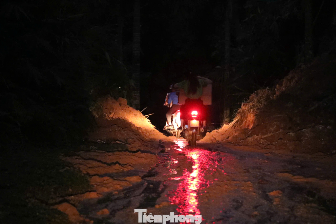 Đặc biệt, 3 suất quà với mỗi suất gồm 5 triệu tiền mặt và bếp ga, nồi cơm, quạt tích điện được đoàn thiện nguyện trao tận tay đến những gia đình khó khăn nhất. Trong ảnh, đoàn thiện di chuyển vào nhà anh Nguyễn Văn Hằng (54 tuổi, phường Nam Đồng, TP Yên Bái). Tuyến đường bị sạt lở nghiêm trọng.