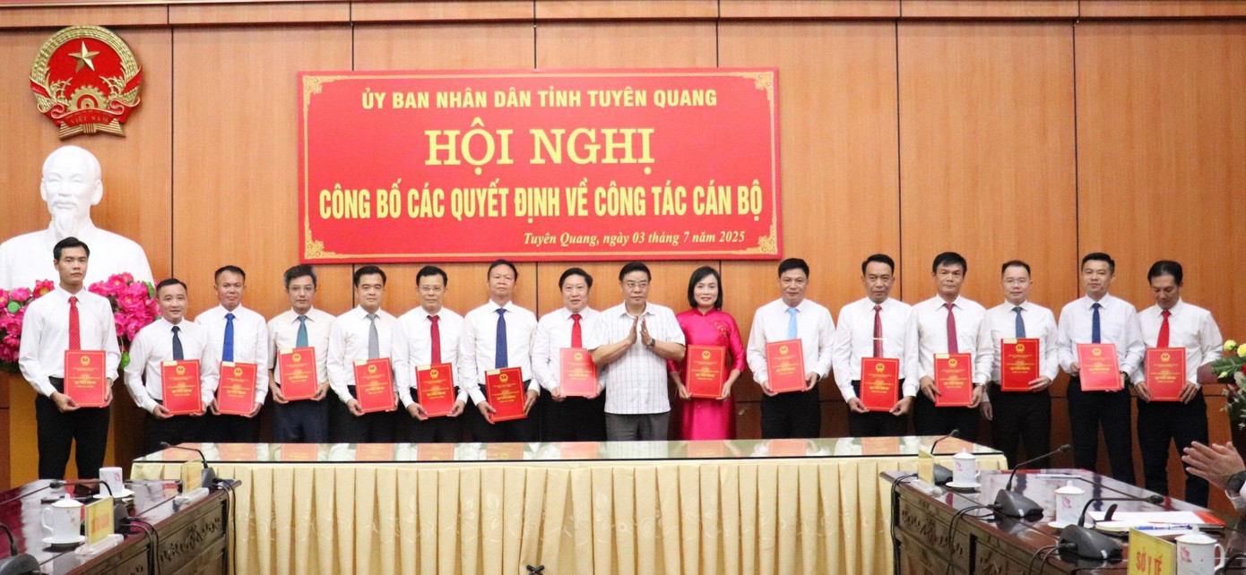 Phó Chủ tịch Thường trực UBND tỉnh Hoàng Gia Long trao Quyết định tiếp nhận và bổ nhiệm lãnh đạo các sở, ban, ngành của tỉnh Tuyên Quang mới. Ảnh: Nguyễn Đoan.