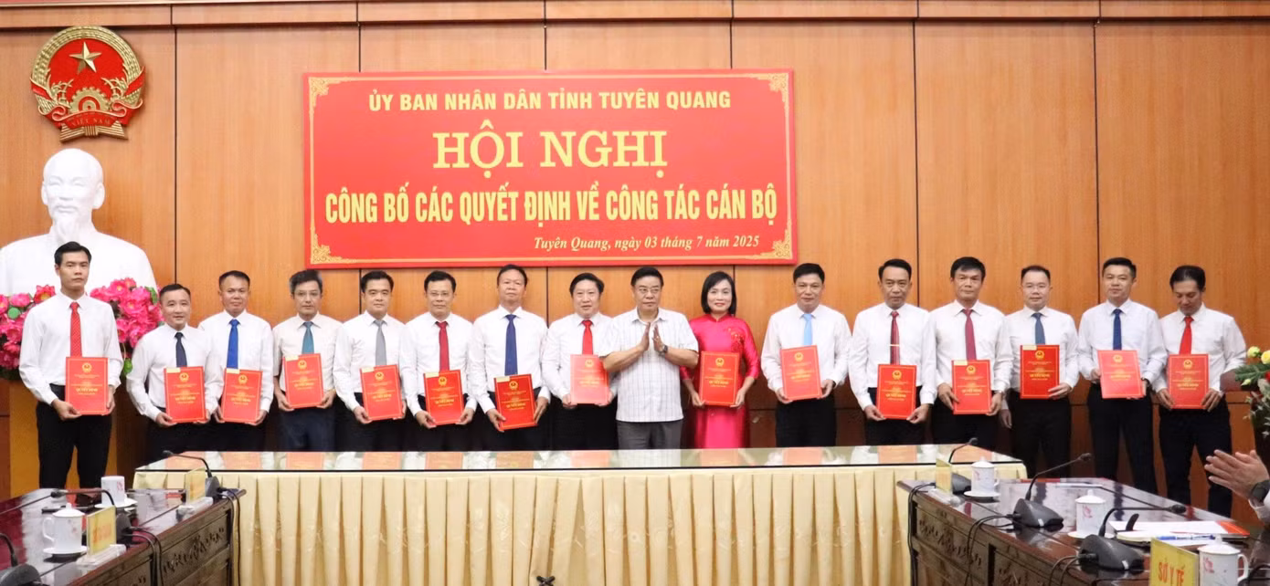 Phó Chủ tịch Thường trực UBND tỉnh Hoàng Gia Long trao Quyết định tiếp nhận và bổ nhiệm lãnh đạo các sở, ban, ngành của tỉnh Tuyên Quang mới. Ảnh: Nguyễn Đoan.