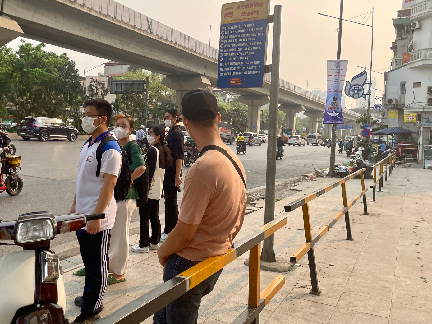 Thậm chí, đoạn này còn là điểm đón, trả khách lên xuống xe buýt. Thậm chí, đoạn này còn là điểm đón, trả khách lên xuống xe buýt.