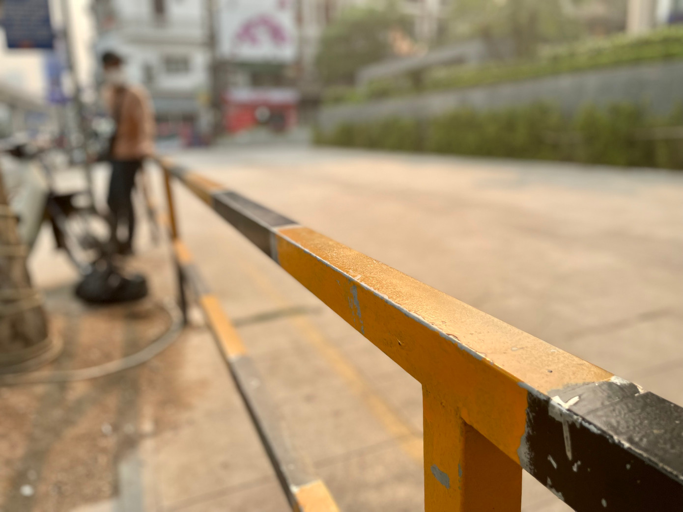 Ở mặt ngoài, thanh chắn được đóng cọc chắc chắn. Ở mặt ngoài, thanh chắn được đóng cọc chắc chắn.