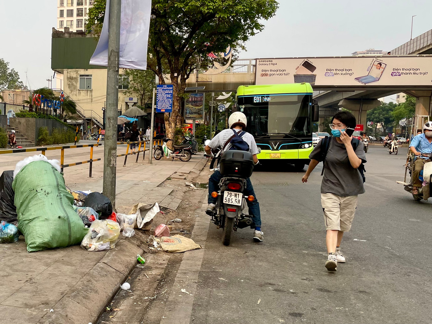 Người đi bộ phải đi xuống lòng đường. Thường xuyên có xe buýt áp sát gần vỉa hè để đón trả khách. Người đi bộ phải đi xuống lòng đường. Thường xuyên có xe buýt áp sát gần vỉa hè để đón trả khách.