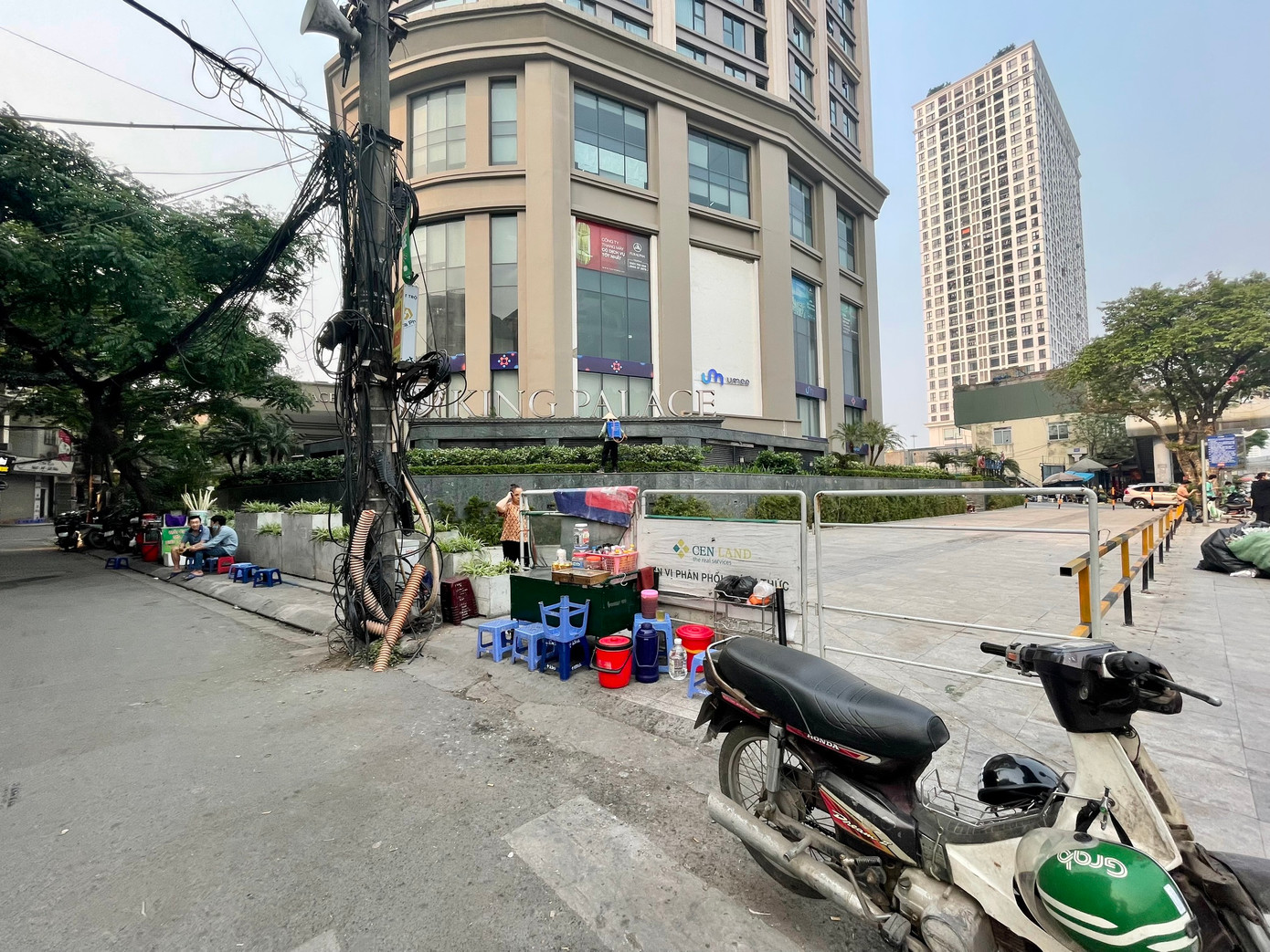 Thời gian qua, lực lượng chức năng các quận, huyện trên địa bàn TP Hà Nội đã tích cực ra quân xử lý tình trạng lấn chiếm lòng đường, vỉa hè. Tuy nhiên, đoạn vỉa hè trước cổng chung cư King Palace bị quây kín, bằng rào chắn, xích sắt và bồn cây. Thời gian qua, lực lượng chức năng các quận, huyện trên địa bàn TP Hà Nội đã tích cực ra quân xử lý tình trạng lấn chiếm lòng đường, vỉa hè. Tuy nhiên, đoạn vỉa hè trước cổng chung cư King Palace bị quây kín, bằng rào chắn, xích sắt và bồn cây.