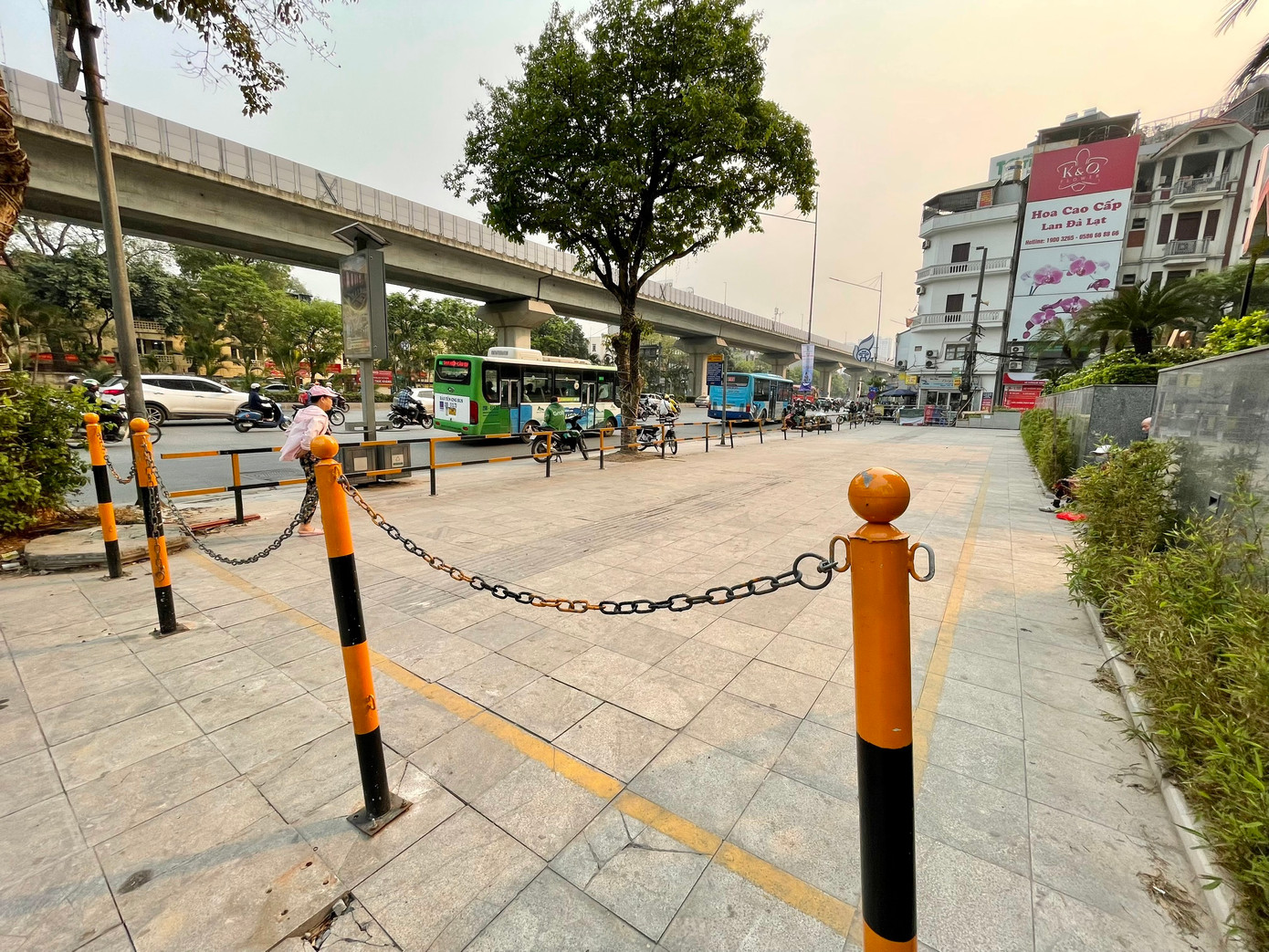 Trước cửa chung cư là một khoảng vỉa hè rộng bị quây kín. Trước cửa chung cư là một khoảng vỉa hè rộng bị quây kín.