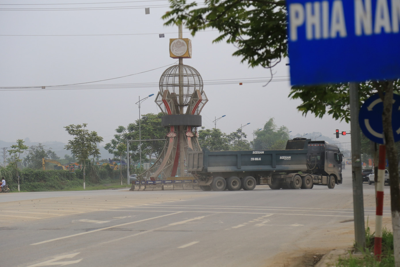 Cát, bụi vẫn dày đặc trên tuyến đường Âu Cơ, Thành phố Yên Bái. Cát, bụi vẫn dày đặc trên tuyến đường Âu Cơ, Thành phố Yên Bái.