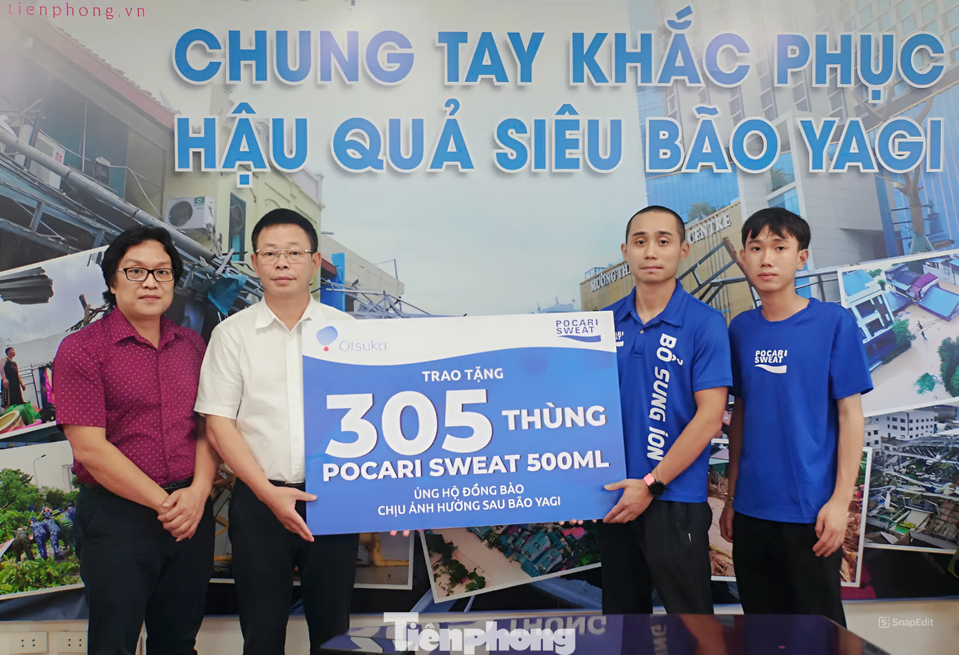 Đại diện thương hiệu gửi hàng hóa ủng hộ đồng bào chịu ảnh hưởng sau bão Yagi đến với báo Tiền Phong.