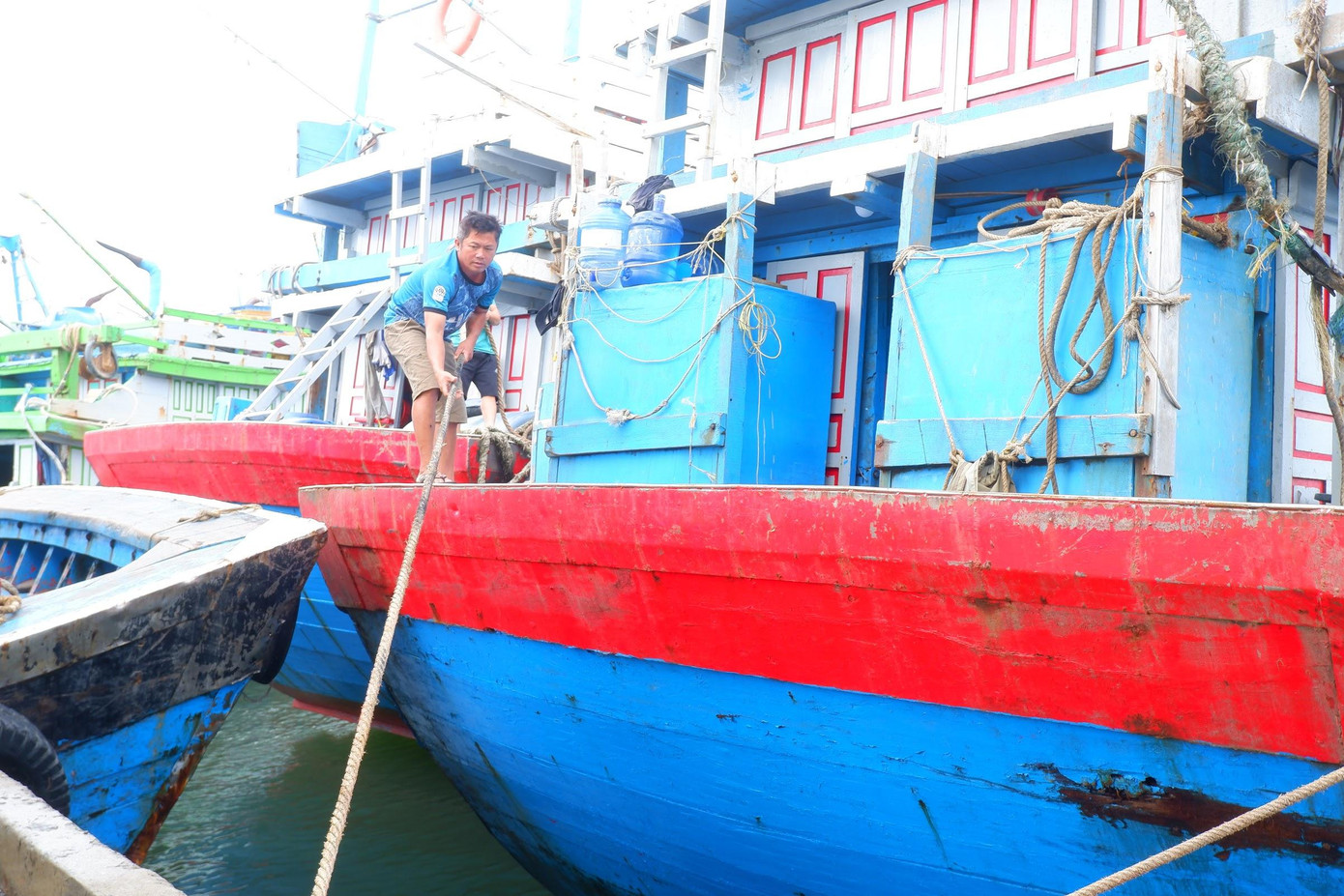 Ngư dân thử độ chắc chắn của dây thừng sau cơn bão . Ngư dân thử độ chắc chắn của dây thừng sau cơn bão .