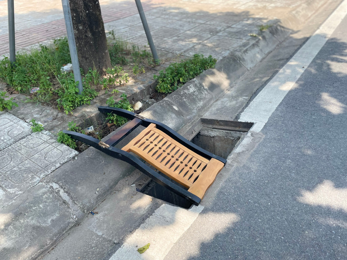 Cống được che tạm bợ bằng một chiếc ghế hỏng