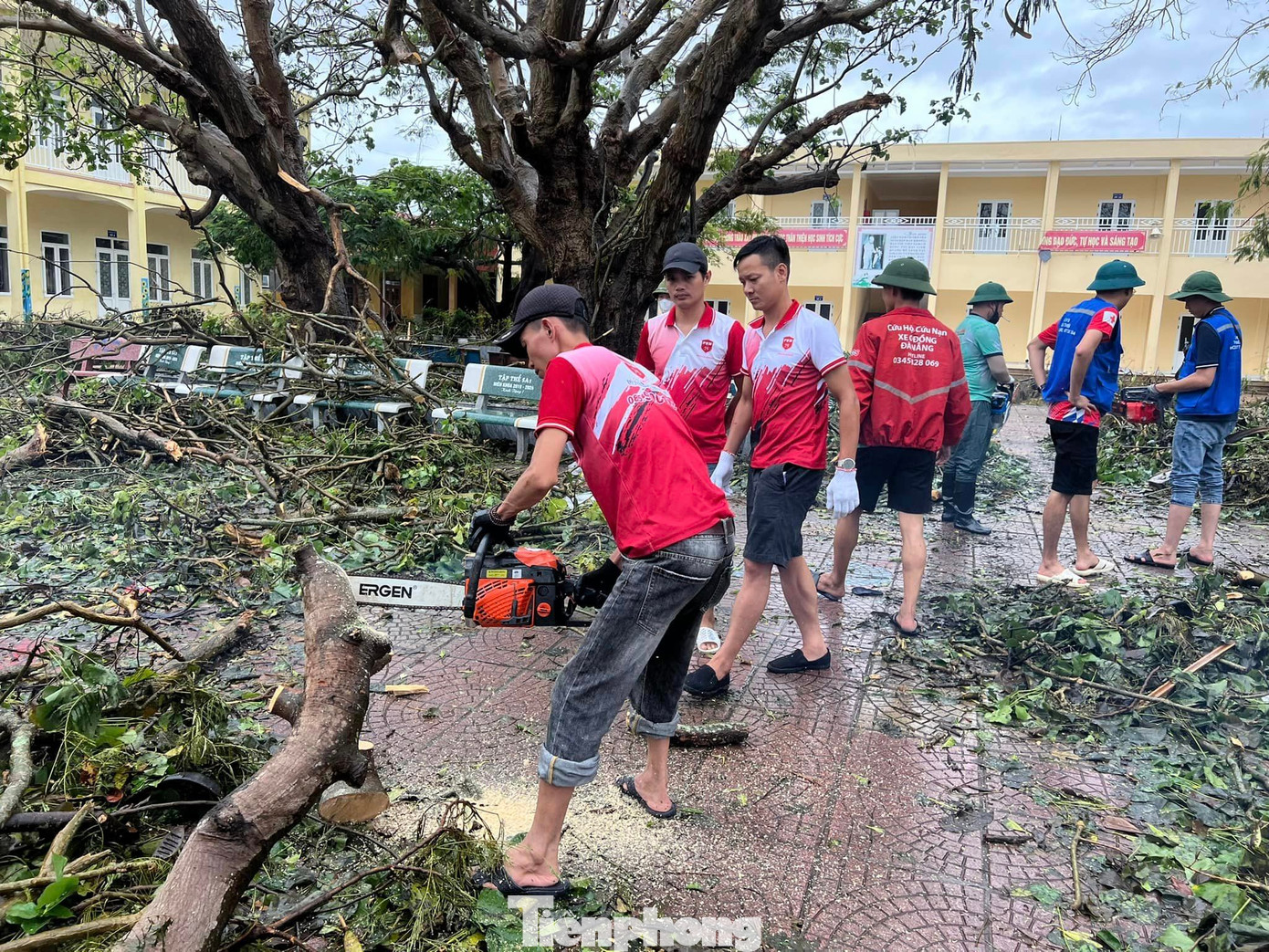 Các tình nguyện viên thực hiện cắt các cành cây, dọn dẹp các điểm đổ nát...