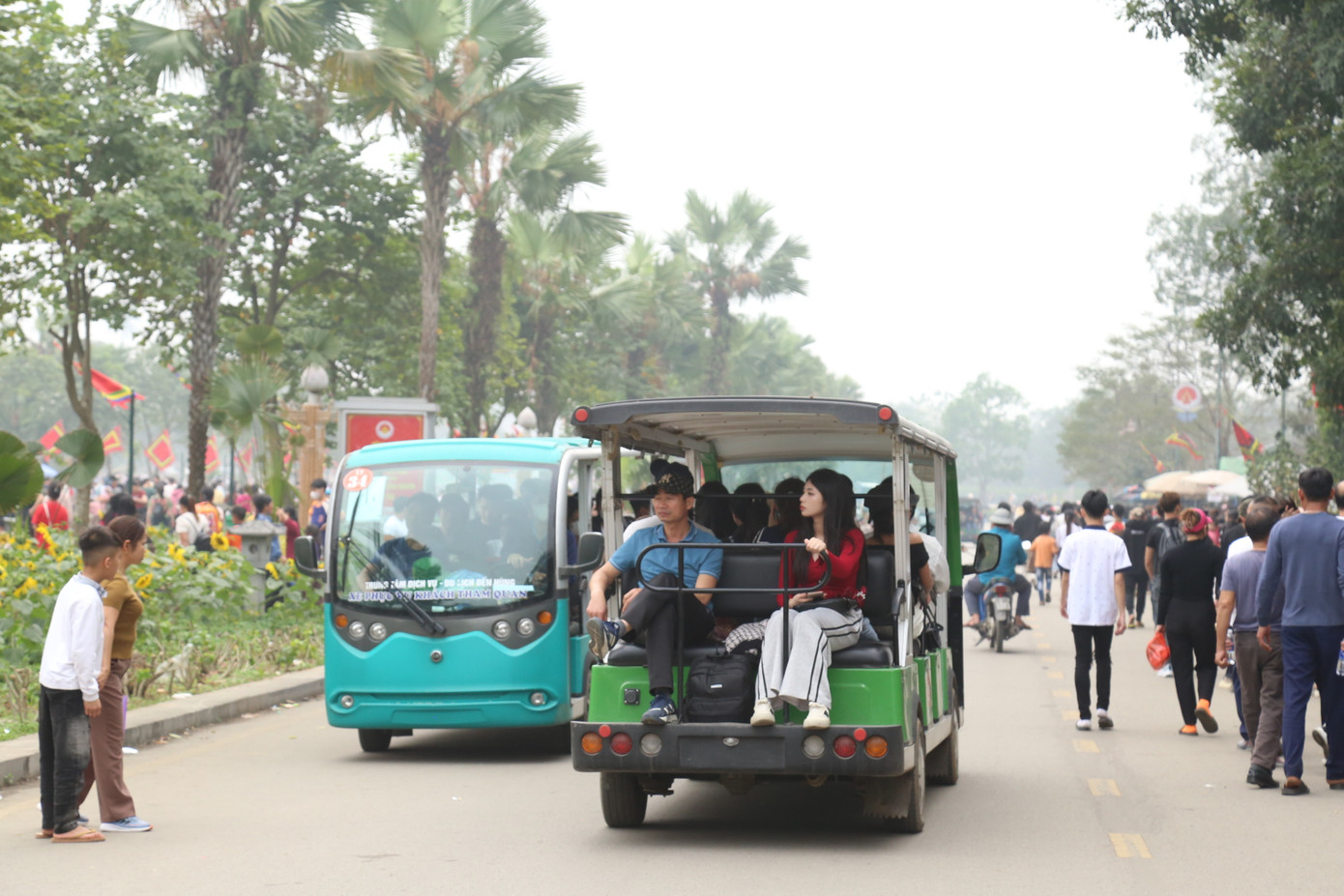 Những chiếc xe điện chạy hết công suất, chở người lên vãn cảnh, dâng hương.