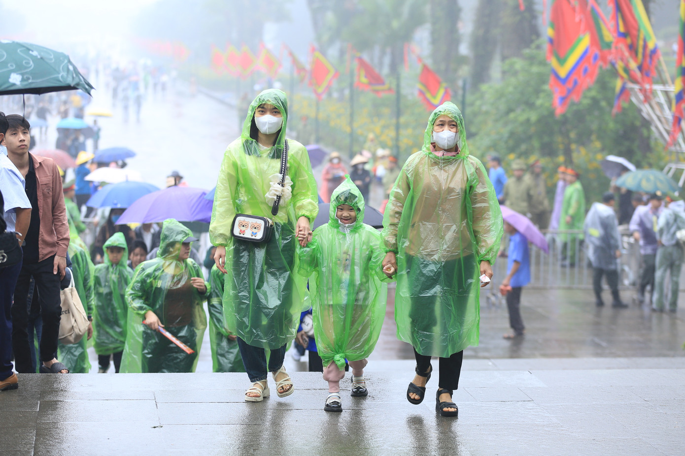 "Tôi cùng gia đình về thắp hương bày tỏ lòng thành kính. Mặc dù trời mưa gió, vẫn rất đông người đổ về Đền Hùng khiến tôi cảm thấy tự hào về tinh thần đoàn kết, lòng biết ơn nguồn cội, tổ tiên của đồng bào", chị Nguyễn Phương Anh, đến từ Hà Nội chia sẻ.