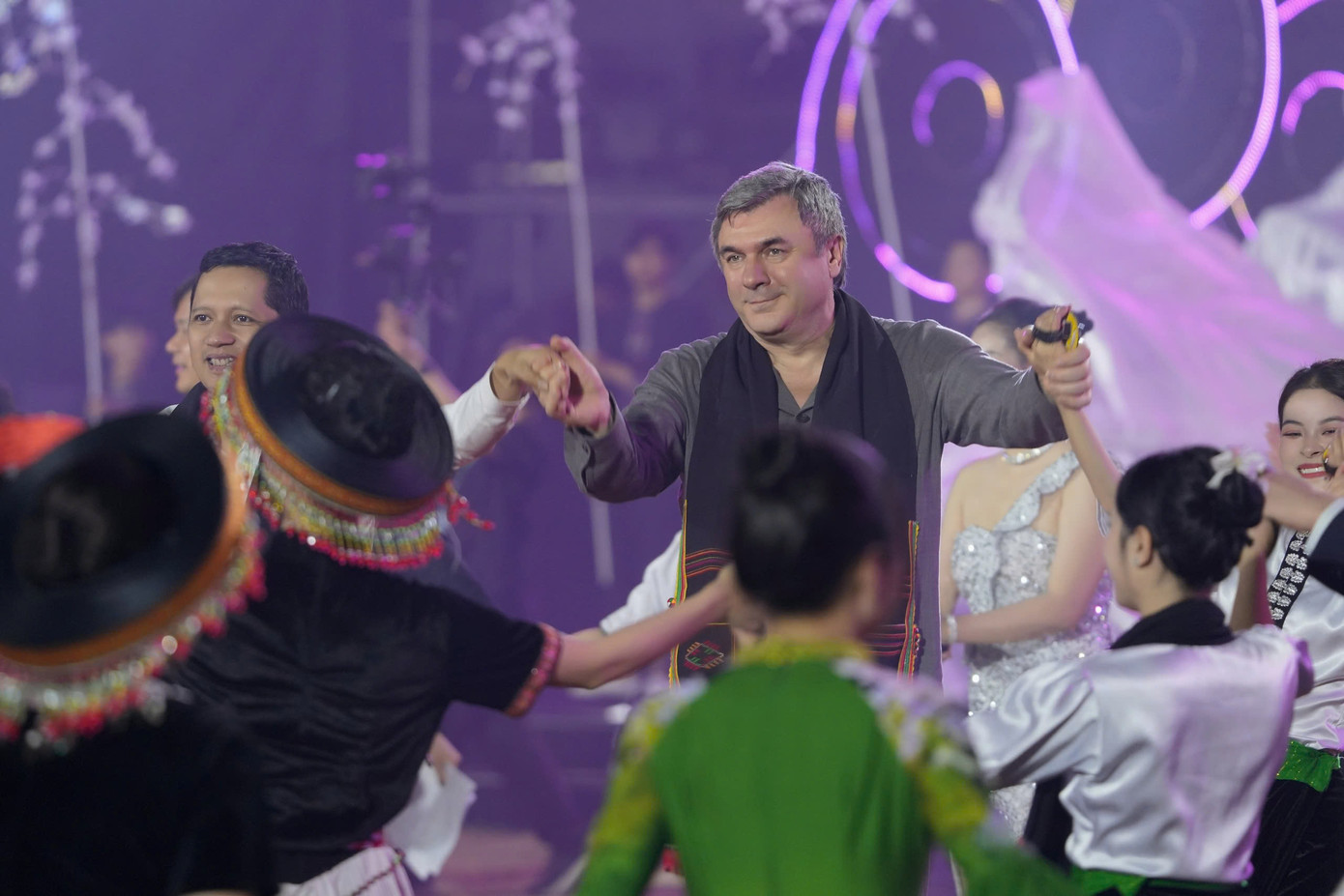 Các đại biểu, du khách tham gia trong lễ hội.