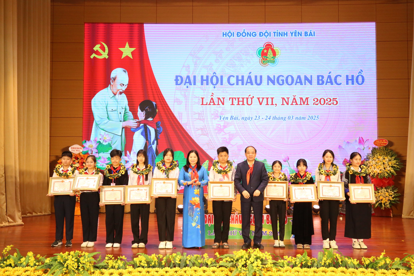 UBND tỉnh Yên Bái đã trao tặng Bằng khen của Chủ tịch UBND tỉnh cho 10 đội viên tiêu biểu có thành tích xuất sắc trong công tác Đội và phong trào thiếu nhi. UBND tỉnh Yên Bái đã trao tặng Bằng khen của Chủ tịch UBND tỉnh cho 10 đội viên tiêu biểu có thành tích xuất sắc trong công tác Đội và phong trào thiếu nhi.