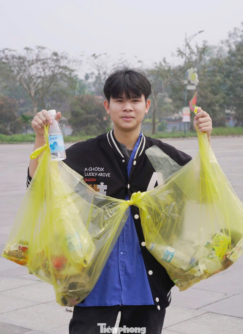 Những rác thải bị bỏ không đúng nơi quy định được các đoàn viên, thanh niên thu gom vào túi nilon và mang đến các thùng rác đặt tại Khu di tích.