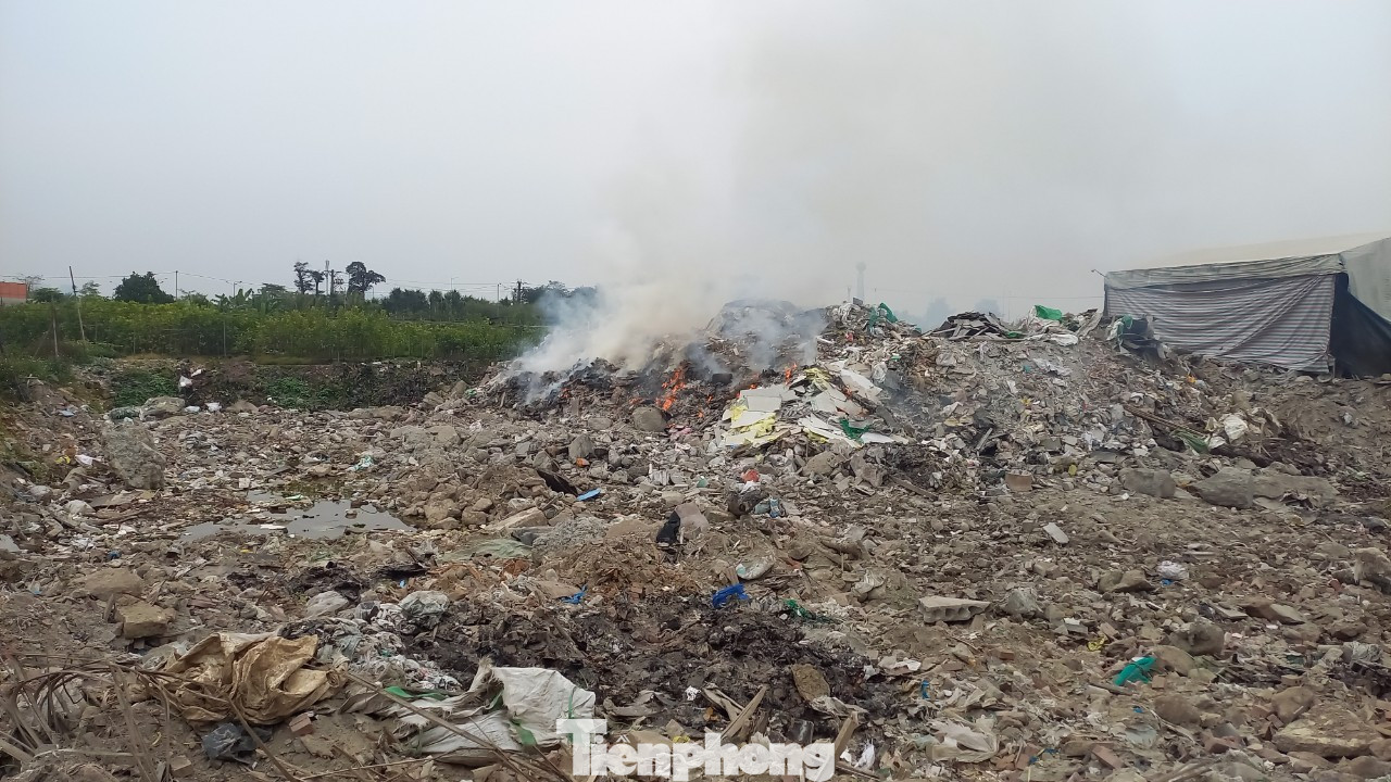 Bãi rác cao khoảng 2 mét, tập hợp đủ các phế liệu xây dựng, cả gỗ, nhựa... được gom về đây để đốt.