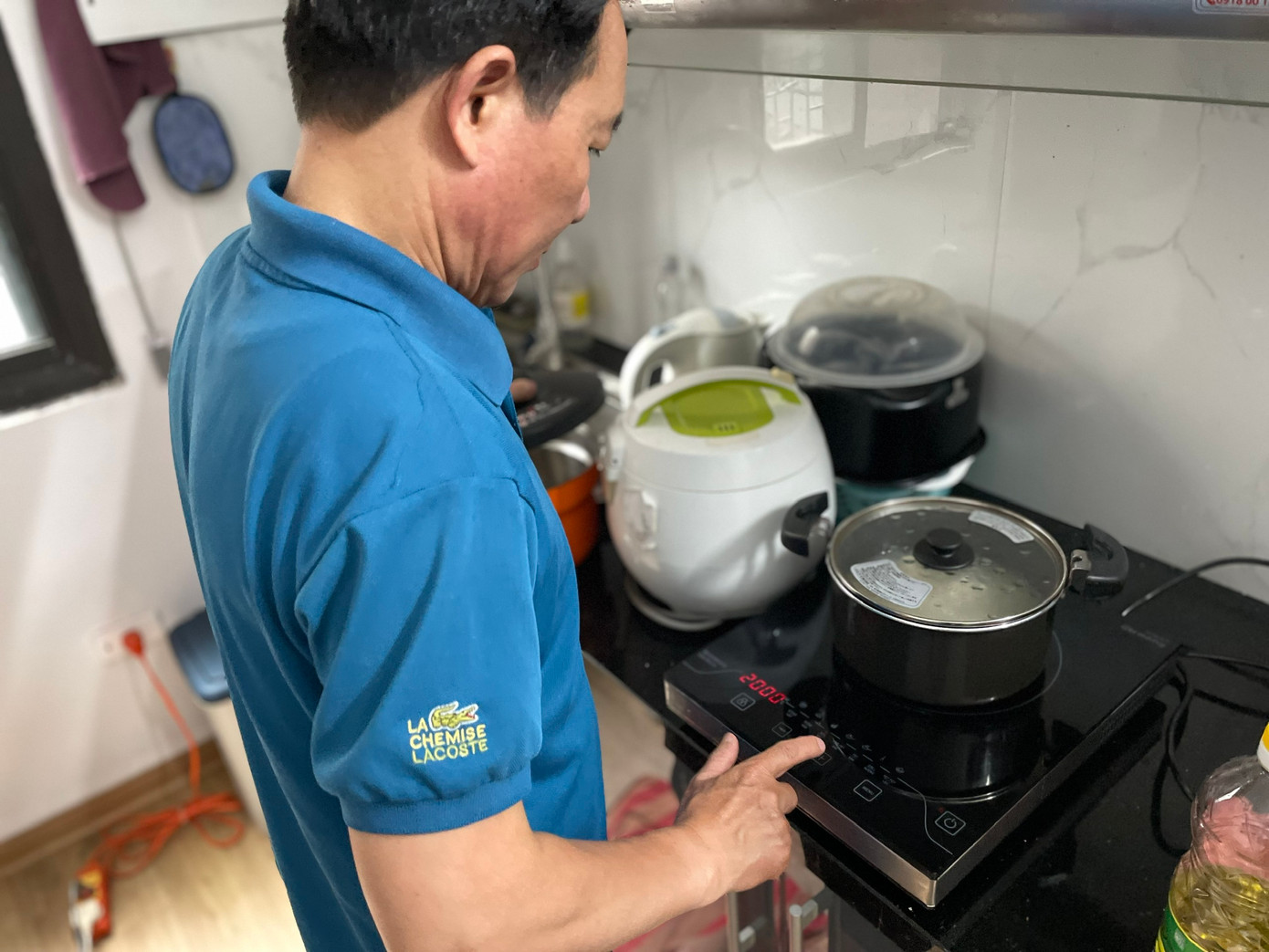 Ông Nguyễn Hùng Sơn, 59 tuổi, nhân viên văn phòng đang thuê nhà ở căn này đã có ý định chuyển đi ngay sau khi nghe tin vụ cháy. "Tôi cảm thấy lo lắng khi hệ thống PCCC của nơi mình ở không đảm bảo, cũng không có lối thoát hiểm. Tôi đang tìm phòng để chuyển, cũng vừa kịp hết hợp đồng trong tháng 9", ông Sơn chia sẻ. Ông Nguyễn Hùng Sơn, 59 tuổi, nhân viên văn phòng đang thuê nhà ở căn này đã có ý định chuyển đi ngay sau khi nghe tin vụ cháy. "Tôi cảm thấy lo lắng khi hệ thống PCCC của nơi mình ở không đảm bảo, cũng không có lối thoát hiểm. Tôi đang tìm phòng để chuyển, cũng vừa kịp hết hợp đồng trong tháng 9", ông Sơn chia sẻ.