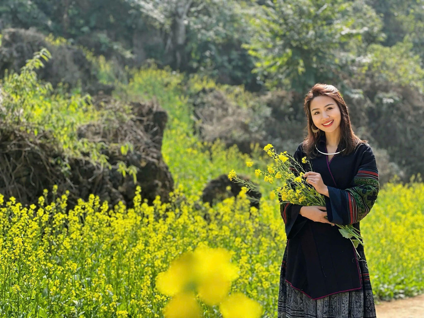 Khung cảnh hoa nở vàng rực đẹp như tranh vẽ, thu hút du khách đến tham quan, chiêm ngưỡng.