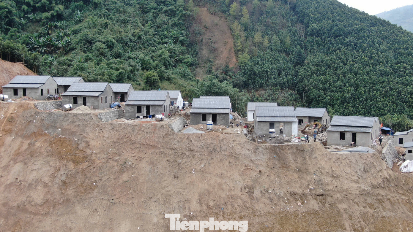 Khu tái định cư cách thôn cũ chừng 1,5 cây số. Hiện nay, đã thi công lợp tôn, cất nóc được 15 căn và hoàn thiện căn nhà mẫu tại khu tái định cư; 6 căn đang gia công vì kèo, xà gồ thép; 12 căn thi công trát tường.