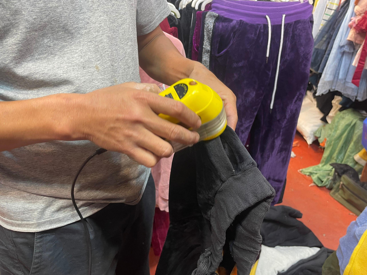 Anh Hùng, quản lý bán hàng tại cửa hàng đồ đã qua sử dụng Cầu Giấy, tranh thủ vệ sinh lại quần áo khi chưa có khách Anh Hùng, quản lý bán hàng tại cửa hàng đồ đã qua sử dụng Cầu Giấy, tranh thủ vệ sinh lại quần áo khi chưa có khách