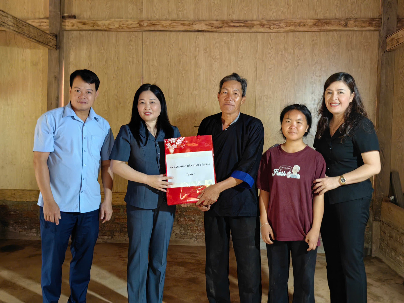 Bà Vũ Thị Hiền Hạnh, Phó Chủ tịch UBND tỉnh Yên Bái thăm và tặng quà các hộ nghèo tại xã Lao Chải, huyện Mù Cang Chải hoàn thành xoá nhà dột nát.