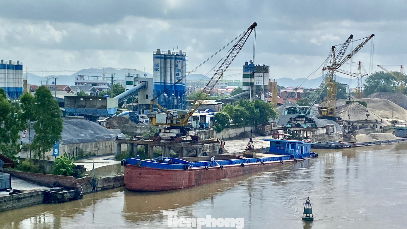 Trong ảnh là thực trạng phóng viên ghi nhận vào tháng 7, đoạn sông Cầu thuộc phường Quang Châu (thị xã Việt Yên, Bắc Giang).