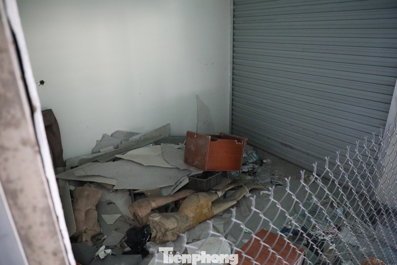 Một số gian hàng vì không có người thuê đã trở thành nơi đổ rác.