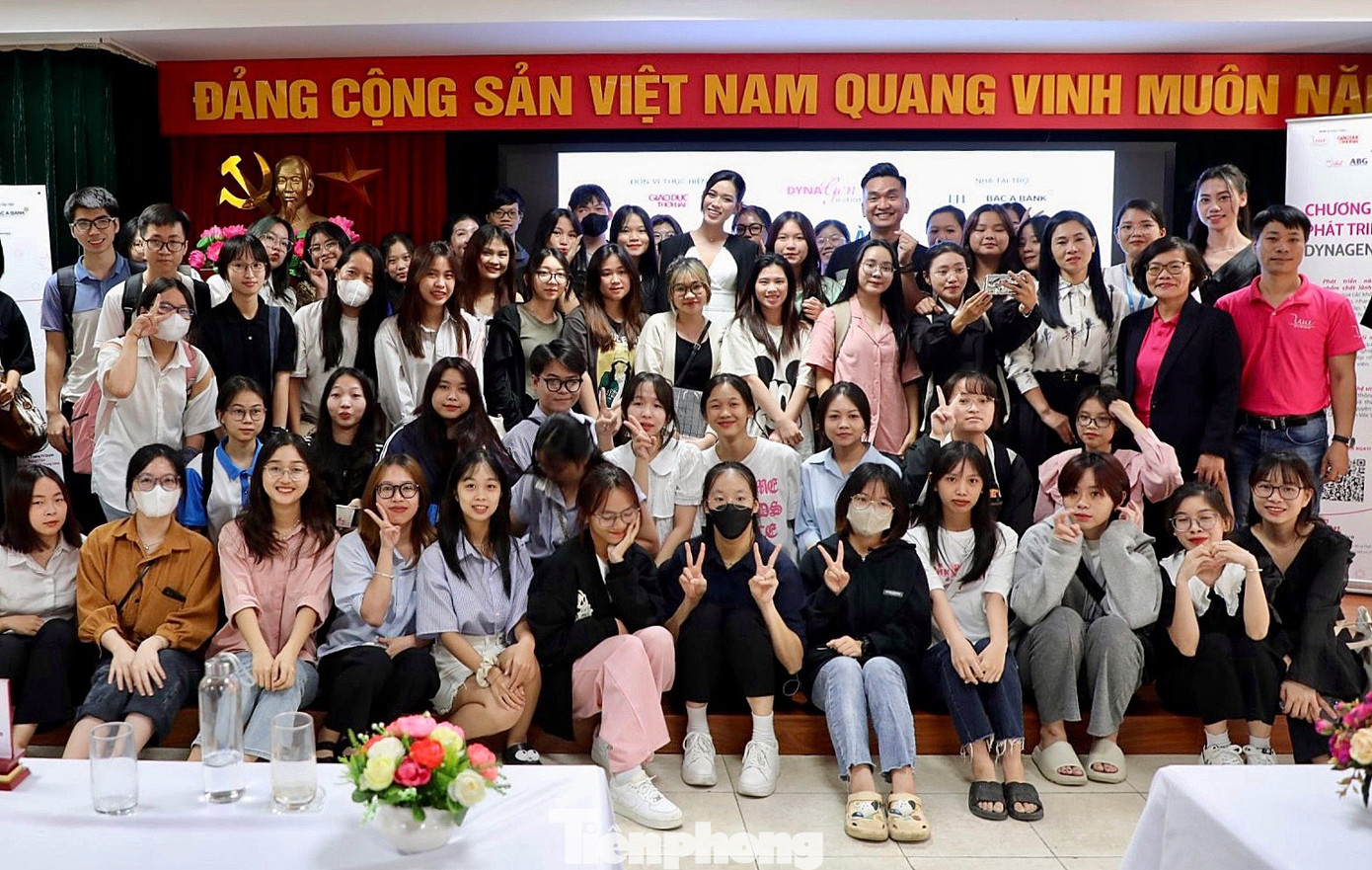 Các sinh viên chụp ảnh cùng các diễn ra trong tọa đàm.