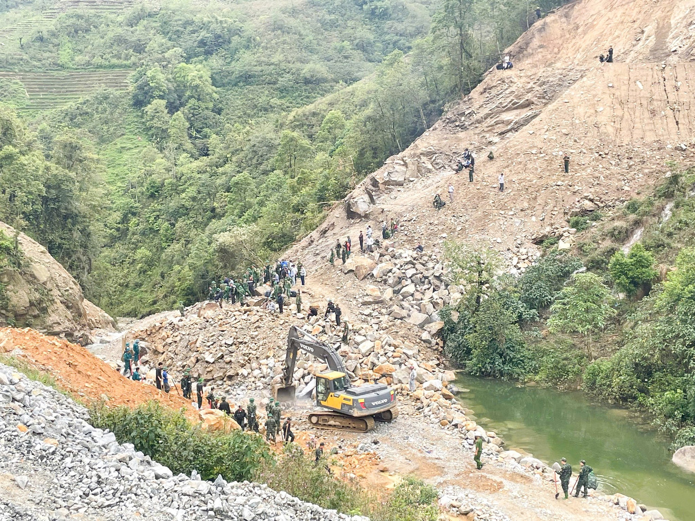 Khoảng 150 cán bộ, chiến sĩ thuộc Công an tỉnh Lai Châu, Bộ Chỉ huy quân sự tỉnh Lai Châu và công nhân đã được huy động đến hiện trường. Khoảng 150 cán bộ, chiến sĩ thuộc Công an tỉnh Lai Châu, Bộ Chỉ huy quân sự tỉnh Lai Châu và công nhân đã được huy động đến hiện trường.
