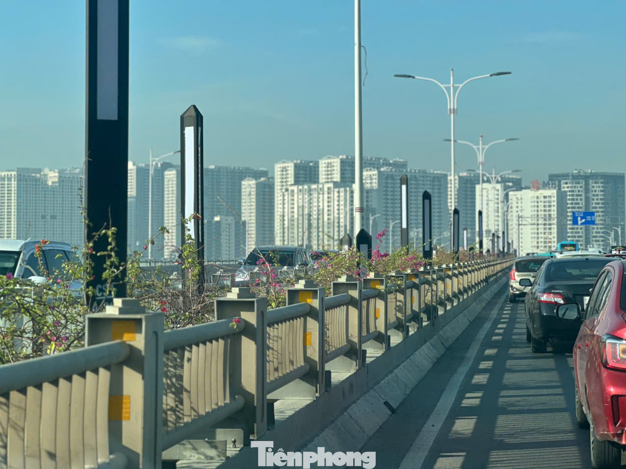 Cầu Vĩnh Tuy (thuộc quận Hai Bà Trưng và quận Long Biên, Hà Nội) là một trong những nơi bị gió giật mạnh khi bão Yagi đổ bộ vào Thủ đô.