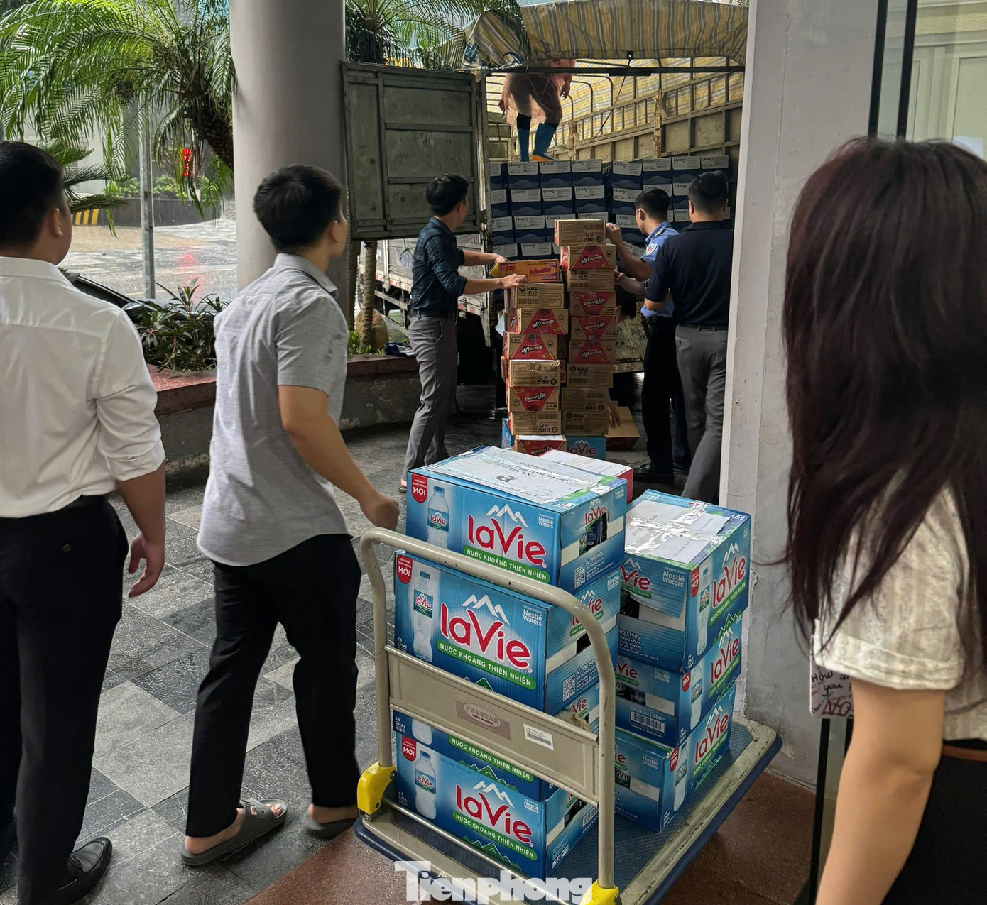 Chiếc xe tải lớn đầy kín hàng hóa.