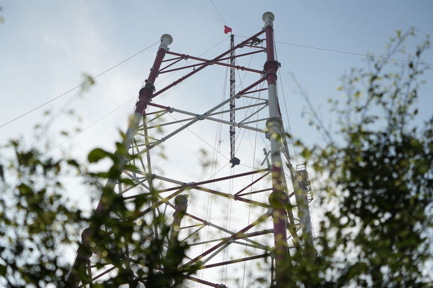 Thiết bị cần bích dựng trụ dài từ 18 - 20m, nặng khoảng nửa tấn, có thể được kéo lên, xuống hoặc ngả trái, phải rất linh hoạt bằng dây tời nối với máy tời dưới mặt đất.