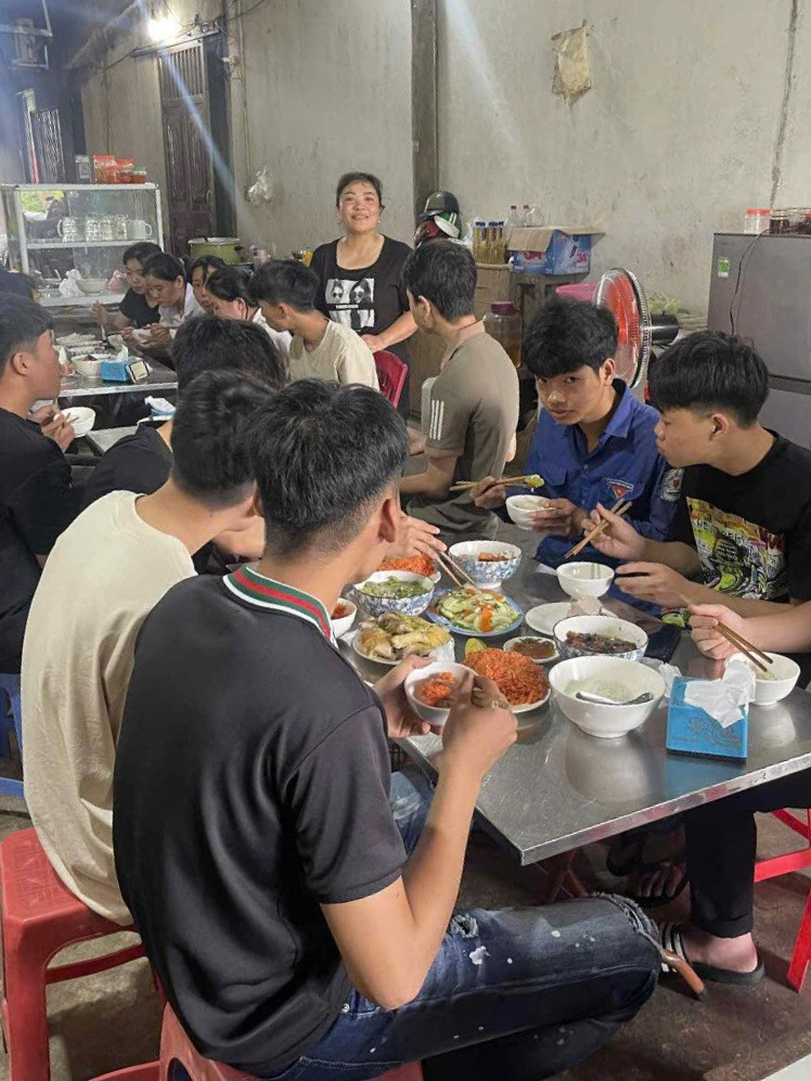 Chị Tạ Thị Hà nấu ăn trưa cho các thí sinh sau khi kết thúc môn thi đầu tiên.