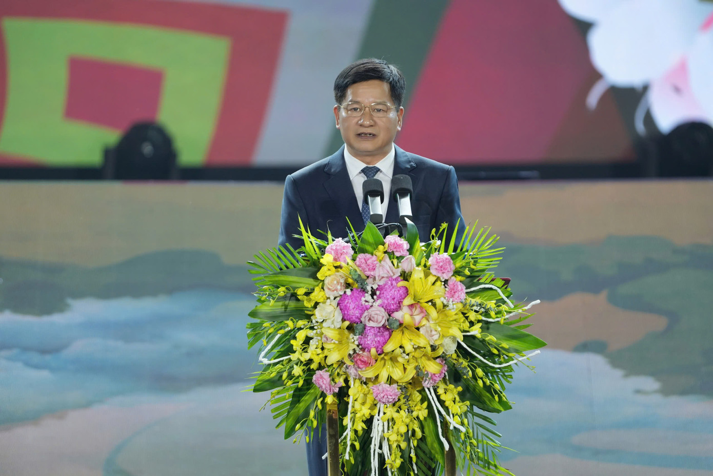 Ông Lê Thành Đô, Phó Bí thư Tỉnh ủy, Chủ tịch UBND tỉnh Điện Biên phát biểu chào mừng tại đêm khai mạc lễ hội, ngày hội.