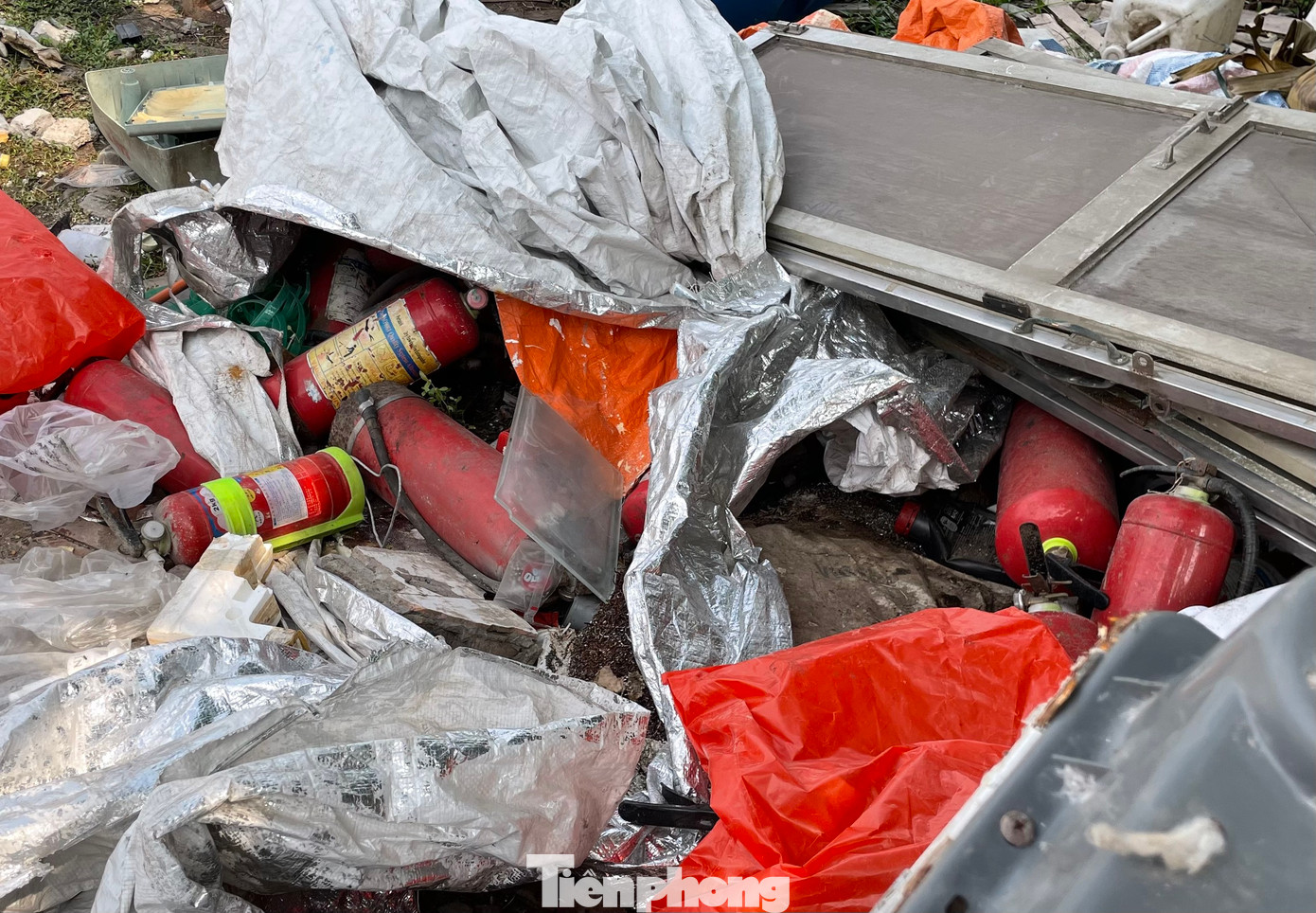 “Bình cứu hỏa nổ làm sao được, chúng tôi gom vào một chỗ rồi chuyển đi sau”, chủ cơ sở cho biết.Trong khi đó, nhiều vụ nổ bình cứu hoả khi thu gom phế liệu gây thương vong đã xảy ra. Thậm chí, vào tháng 6 vừa qua, tại Thái Lan, một học sinh thiệt mạng khi đang diễn tập cứu hoả vì bình chữa cháy nổ. Người sống sót trong vụ cháy tại Tứ Hiệp, Thanh Trì vừa qua kể lại vụ cháy bắt đầu từ việc ép bình xịt tóc dẫn đến sập nhà, cháy lớn.