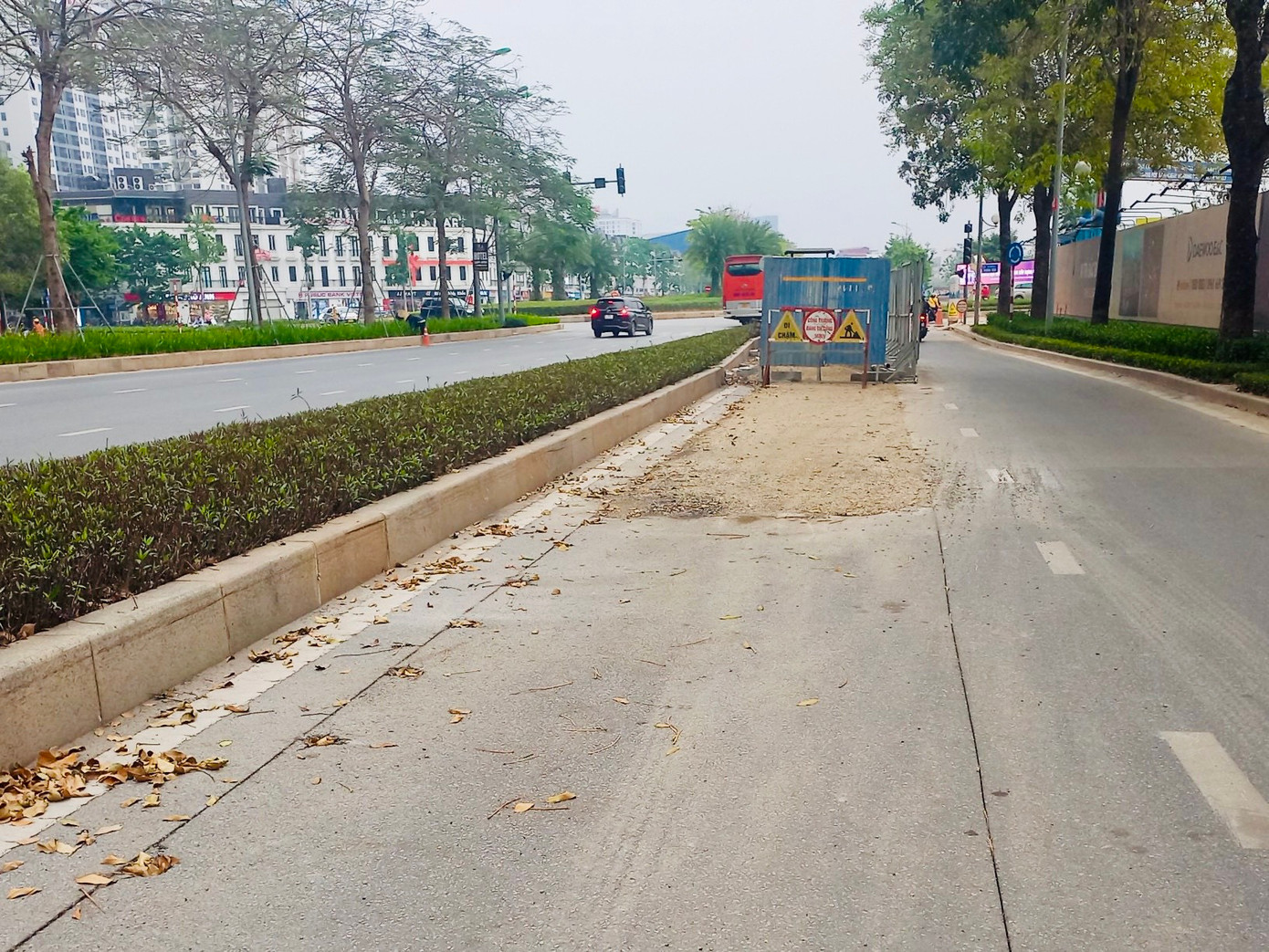 Phóng viên đã liên lạc với sở GTVT Hà Nội để tìm hiểu về nội dung này. Văn phòng Sở GTVT Hà Nội cho hay sẽ báo cáo lãnh đạo để thông tin lại. Theo một nguồn tin ở Sở GTVT Hà Nội, việc đào đường Hoàng Minh Thảo như trên để lắp dây điện.