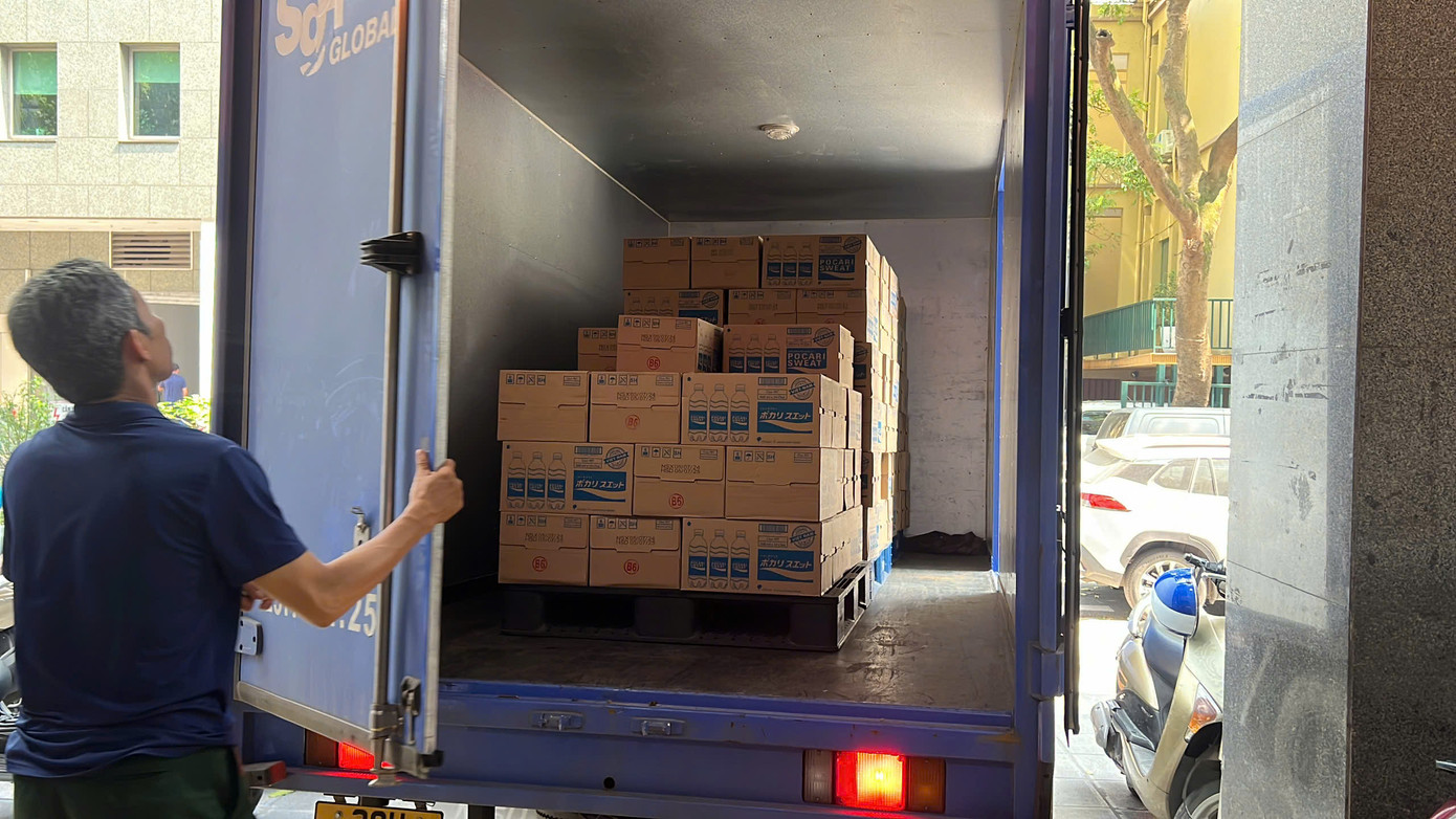 Xe tải chở 100 thùng nước đến điểm tập kết tại báo Tiền Phong.