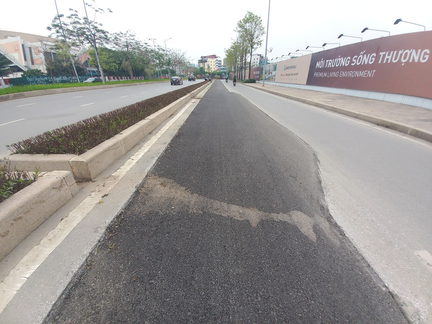 Kéo dài theo công trường đó hướng về đường Võ Chí Công, là đoạn đường đã đào lên thảm lại khiến con đường mới giờ như mảnh áo vá.