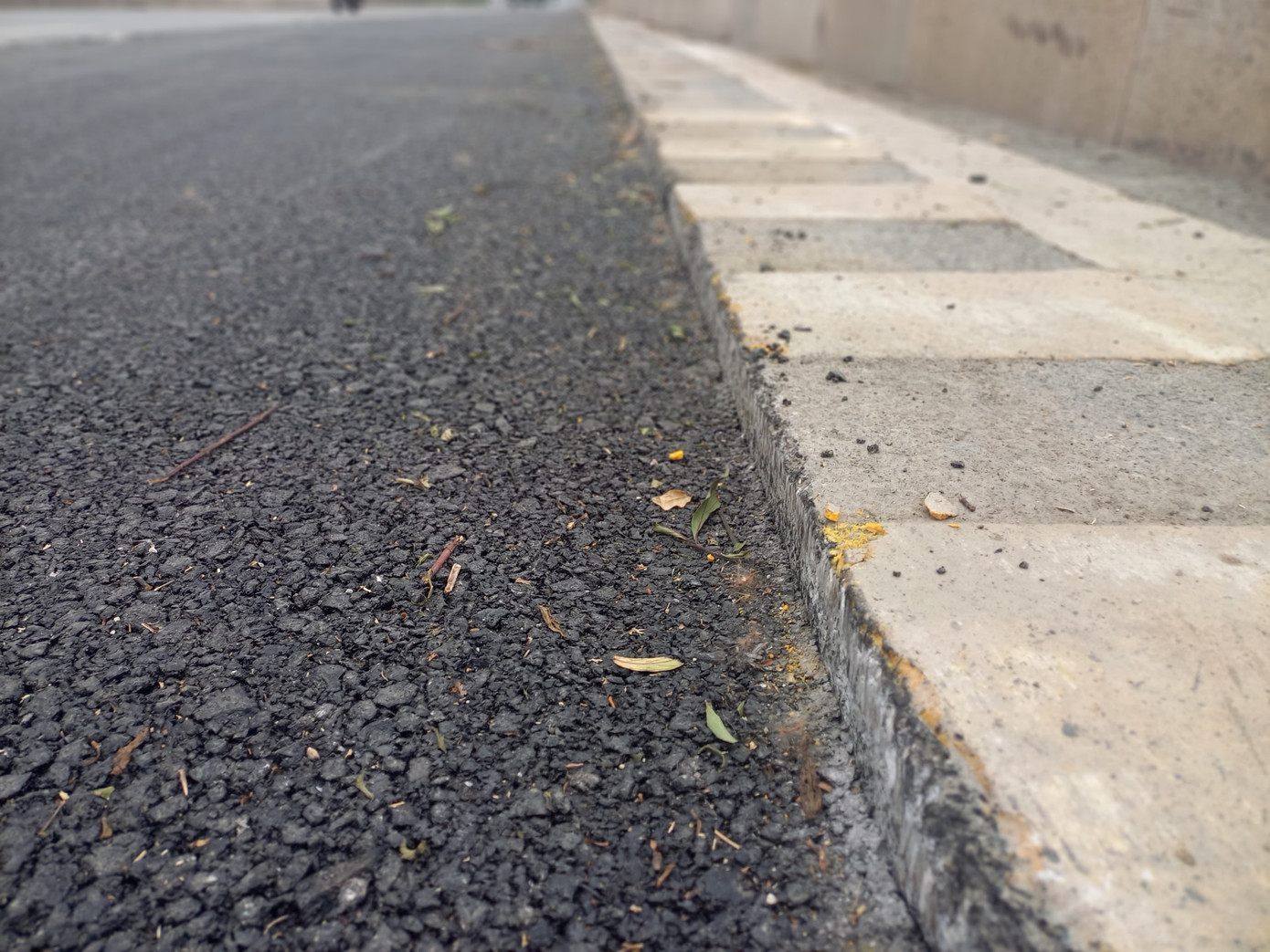 Một đoạn công trình đang được thảm lại sau thi công.