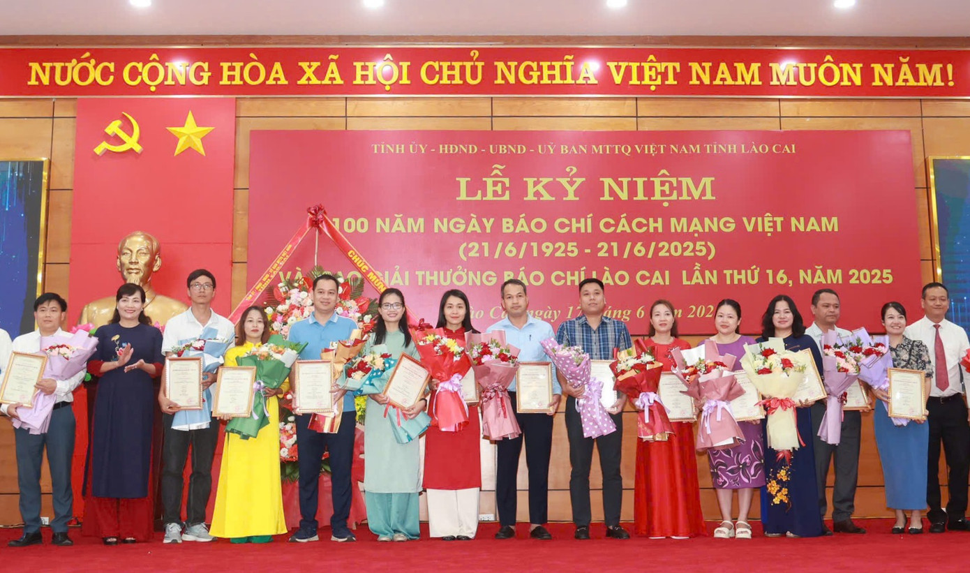 Phóng viên Lê Đức Anh nhận khen thưởng của UBND tỉnh Lào Cai với tác phẩm “Làng tang thương sẽ vãn hồi hạnh phúc”.