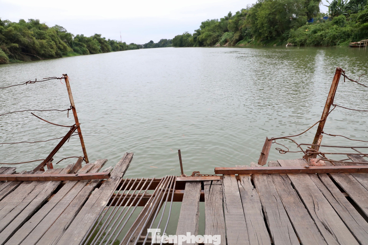 Nhiều đoạn không còn lan can cầu, khoảng trống dài cả mét. Nhiều đoạn không còn lan can cầu, khoảng trống dài cả mét.