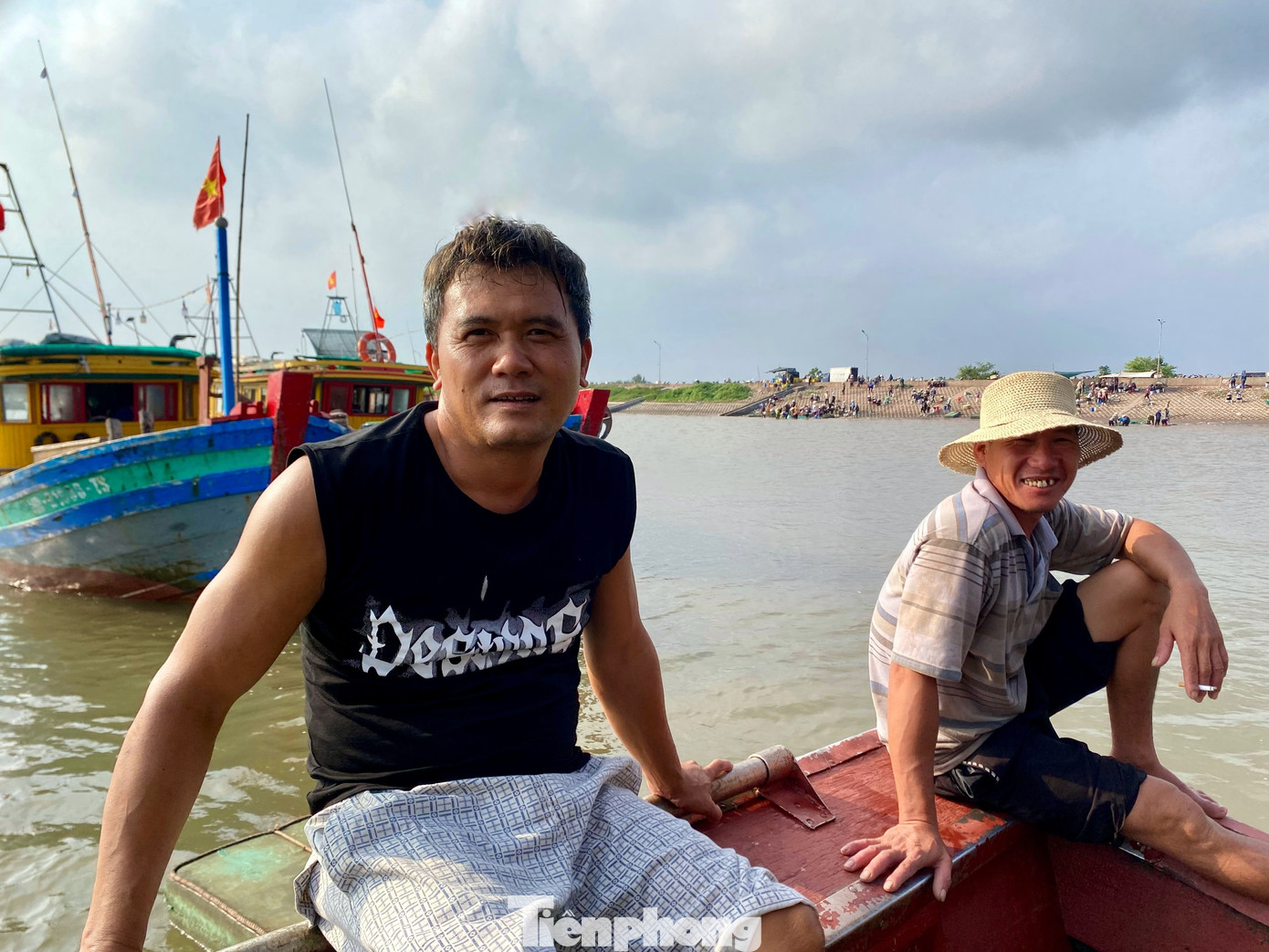 Anh Mai Văn Dũng (43 tuổi, xã Giao Long), chủ một con thuyền công suất 420CV chia sẻ: “Công việc phụ thuộc vào thời tiết, mùa vụ, tháng nào thuận lợi thuyền sẽ đi đánh bắt được 22 - 25 ngày, còn sóng gió chỉ được hơn 10 ngày. Lượng hải sản khai thác được mỗi chuyến giao động từ 5 - 10 triệu đồng, chi phí hết khoảng 2,5 - 3 triệu đồng/chuyến”.