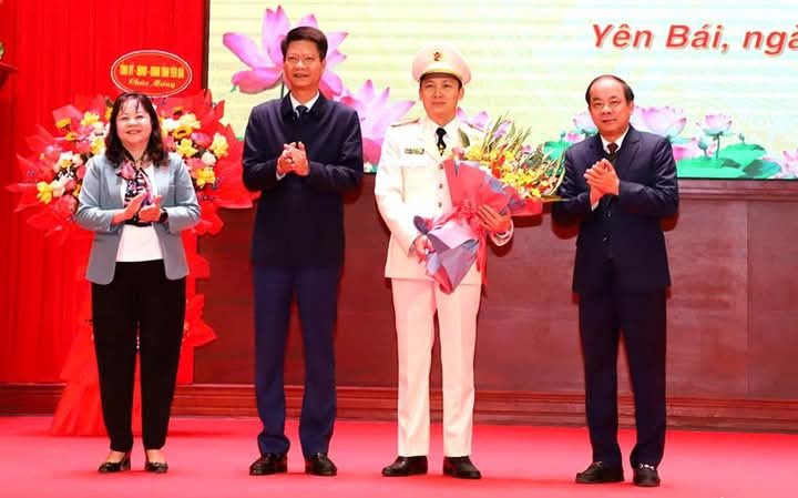 Ông Tạ Văn Long, Phó Bí thư Thường trực Tỉnh ủy, Chủ tịch HĐND tỉnh cùng lãnh đạo tỉnh tặng hoa chúc mừng Thượng tá Nguyễn Tiến Đỗ - Phó Giám đốc Công an tỉnh tặng hoa chúc mừng.