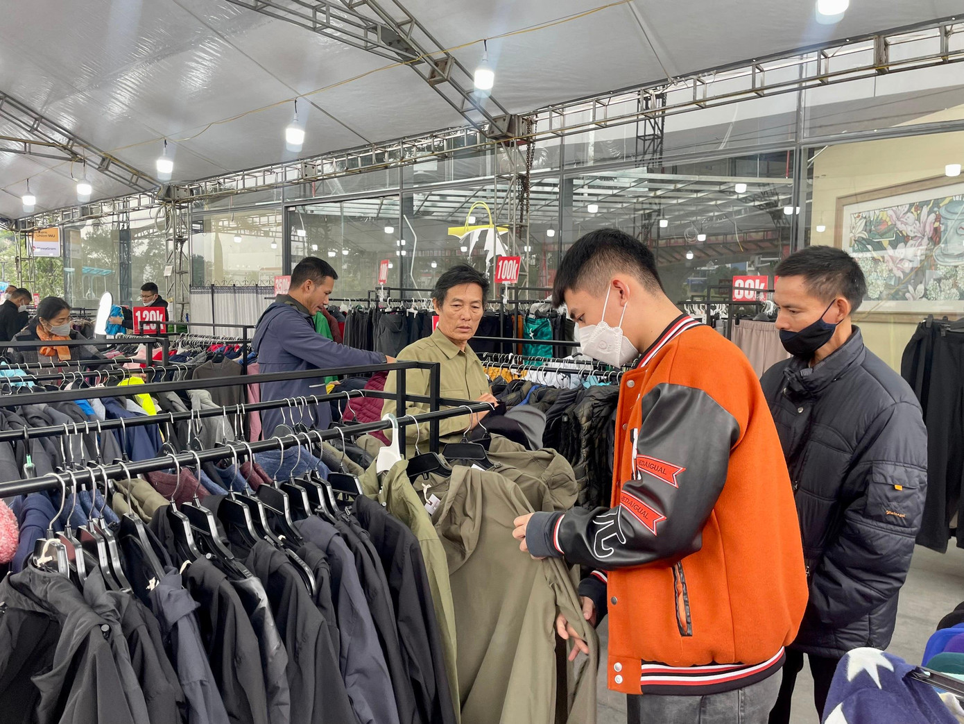 Áo gió, áo khoác mỏng có giá 150k thu hút được nhiều người đến xem và lựa đồ. Áo gió, áo khoác mỏng có giá 150k thu hút được nhiều người đến xem và lựa đồ.