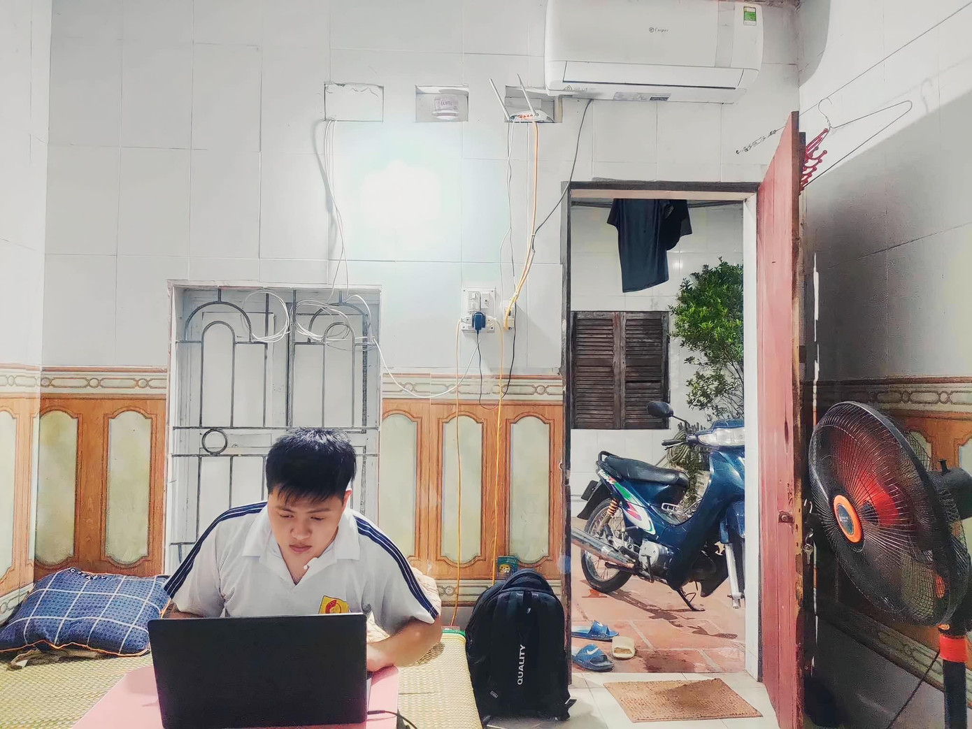 Mai Văn Hiệp không dám bật điều hòa, dù thời tiết nóng bức. Mai Văn Hiệp không dám bật điều hòa, dù thời tiết nóng bức.